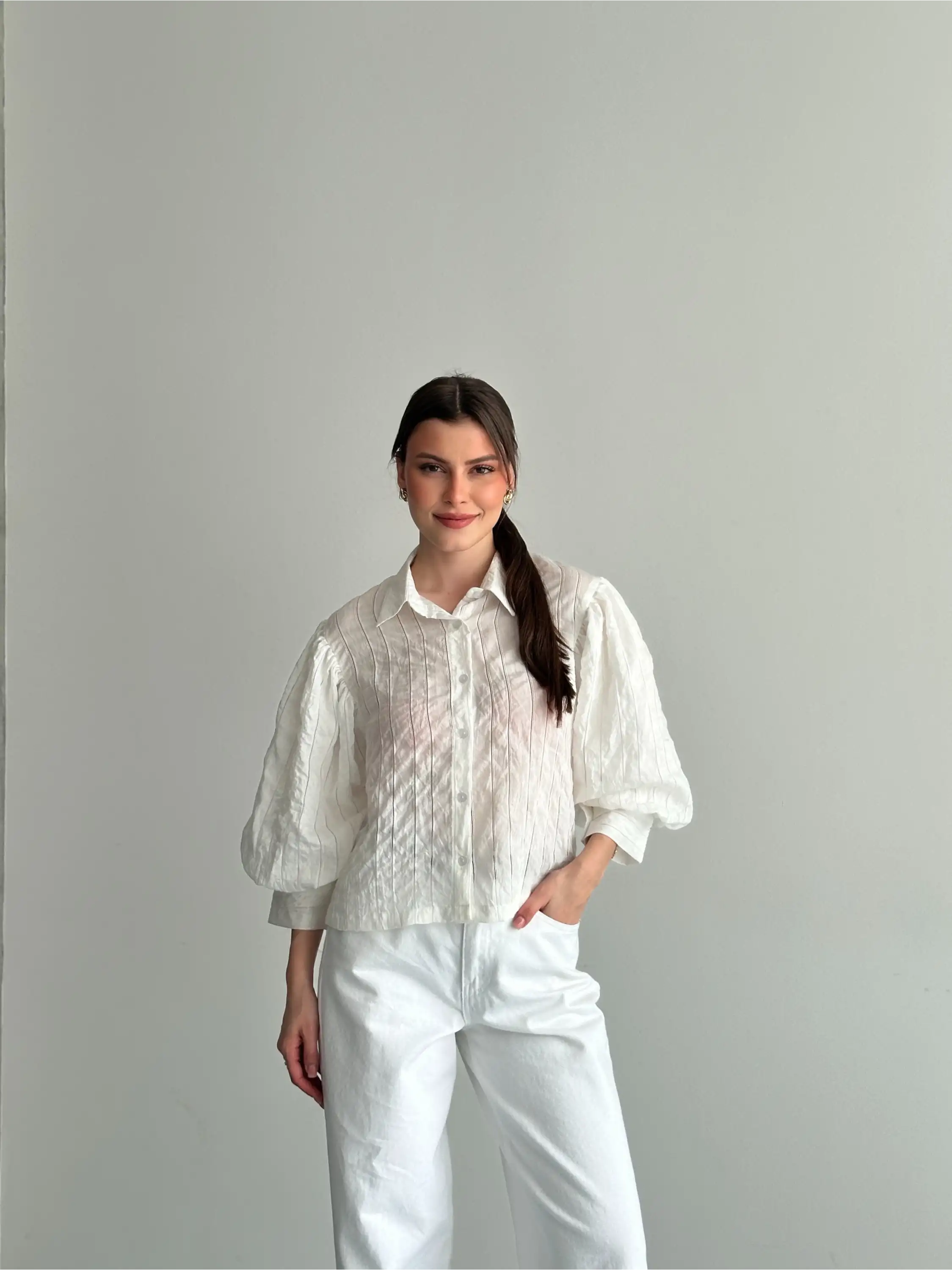 EKRU ÇİZGİLİ BALON KOL GÖMLEK-BEYAZ