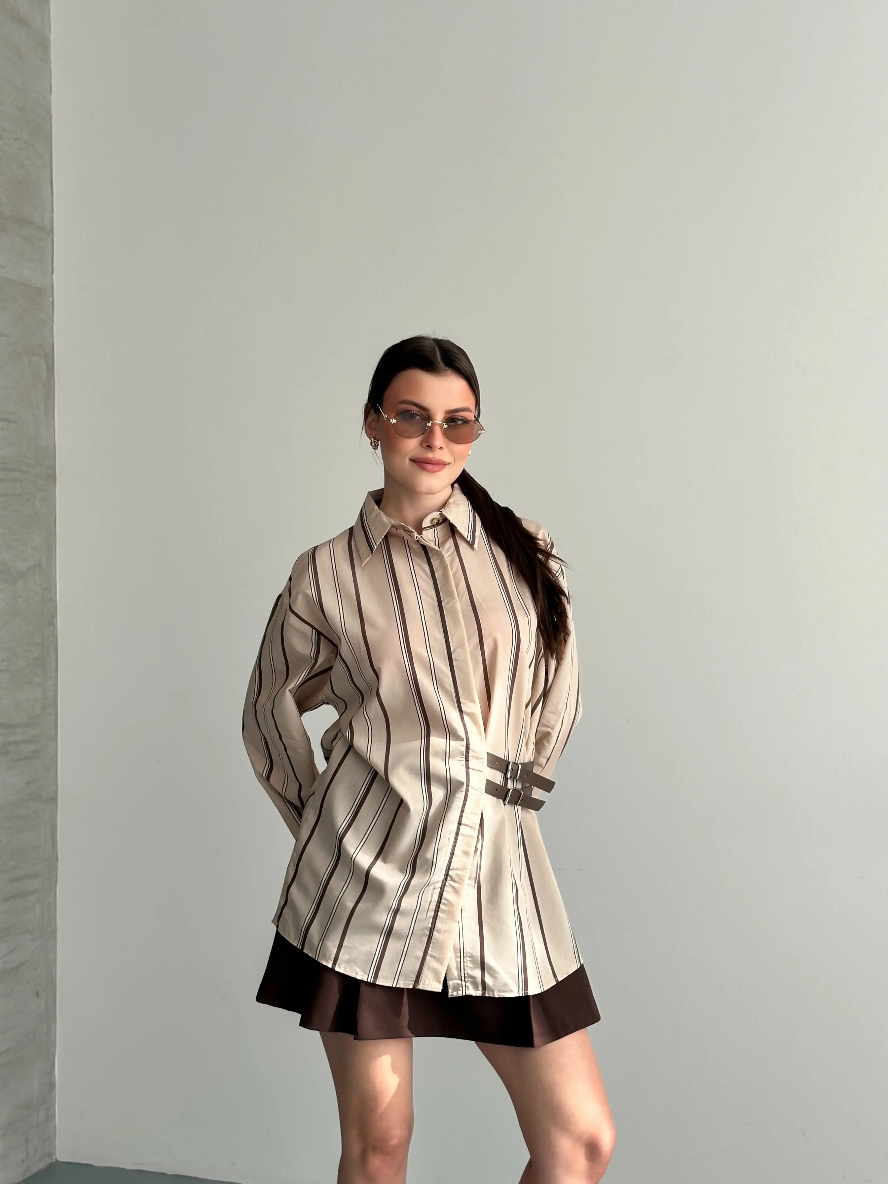 OVERSIZE ÇİZGİLİ KEMER DETAYLI GÖMLEK-KAHVE