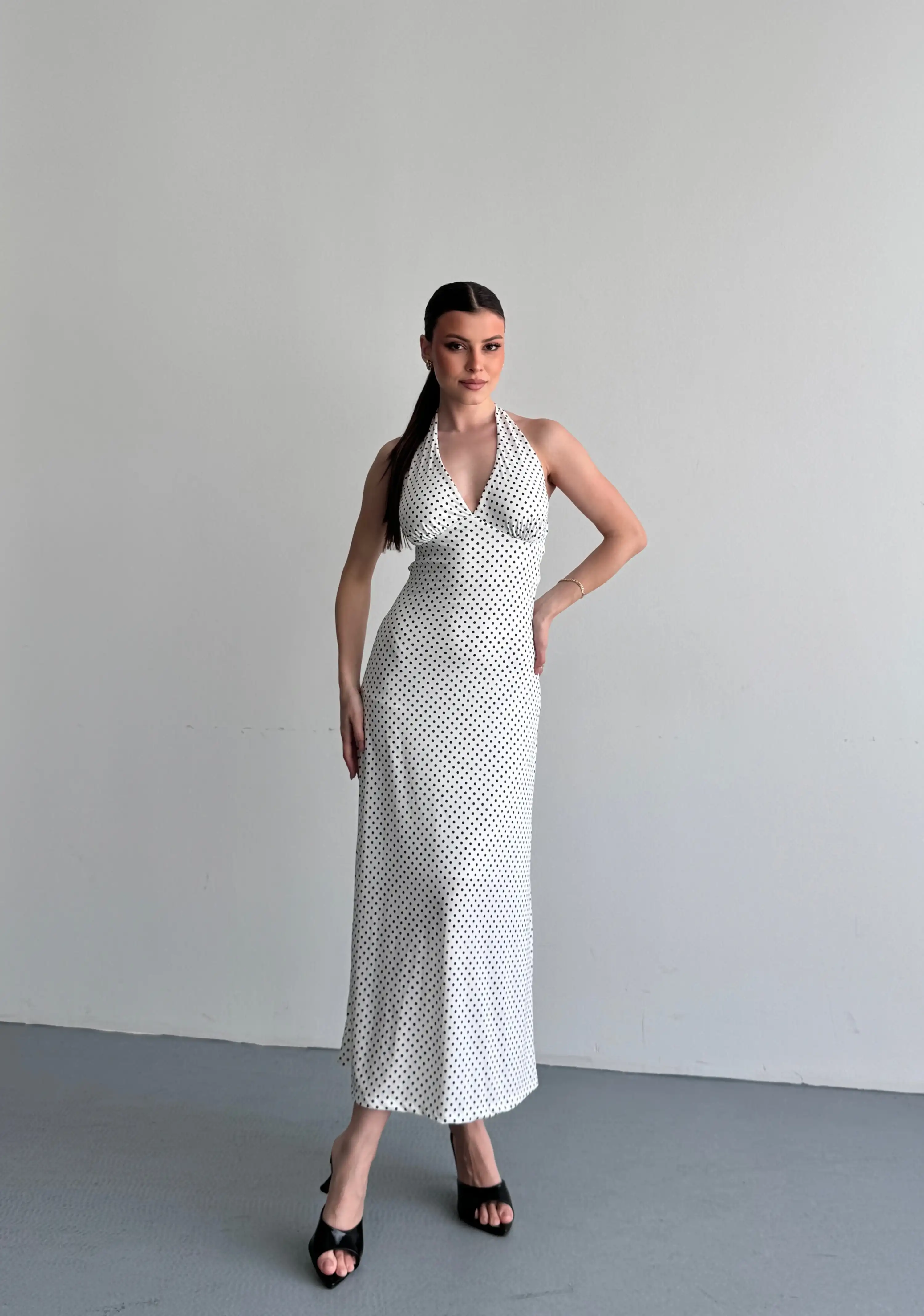 BOYUNDAN BAĞLAMALI PUANTİYELİ ELBİSE-BEYAZ