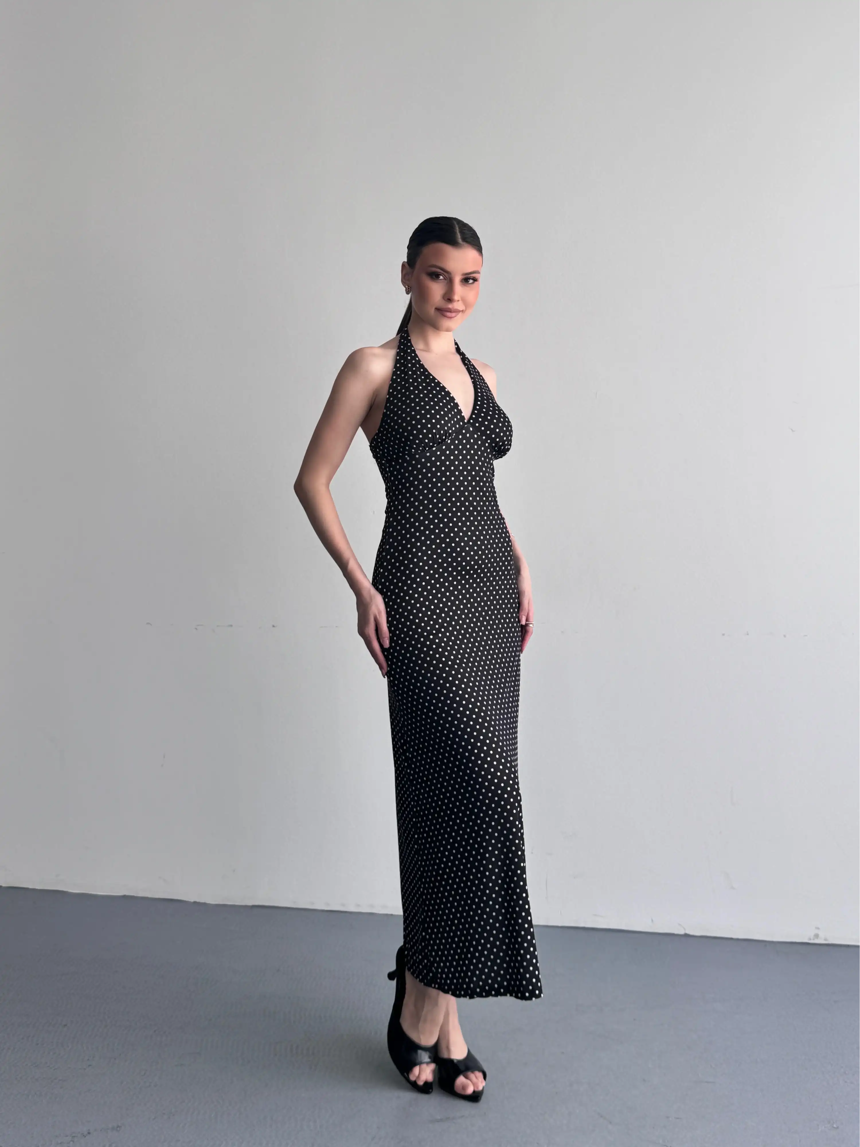 BOYUNDAN BAĞLAMALI PUANTİYELİ ELBİSE-SİYAH