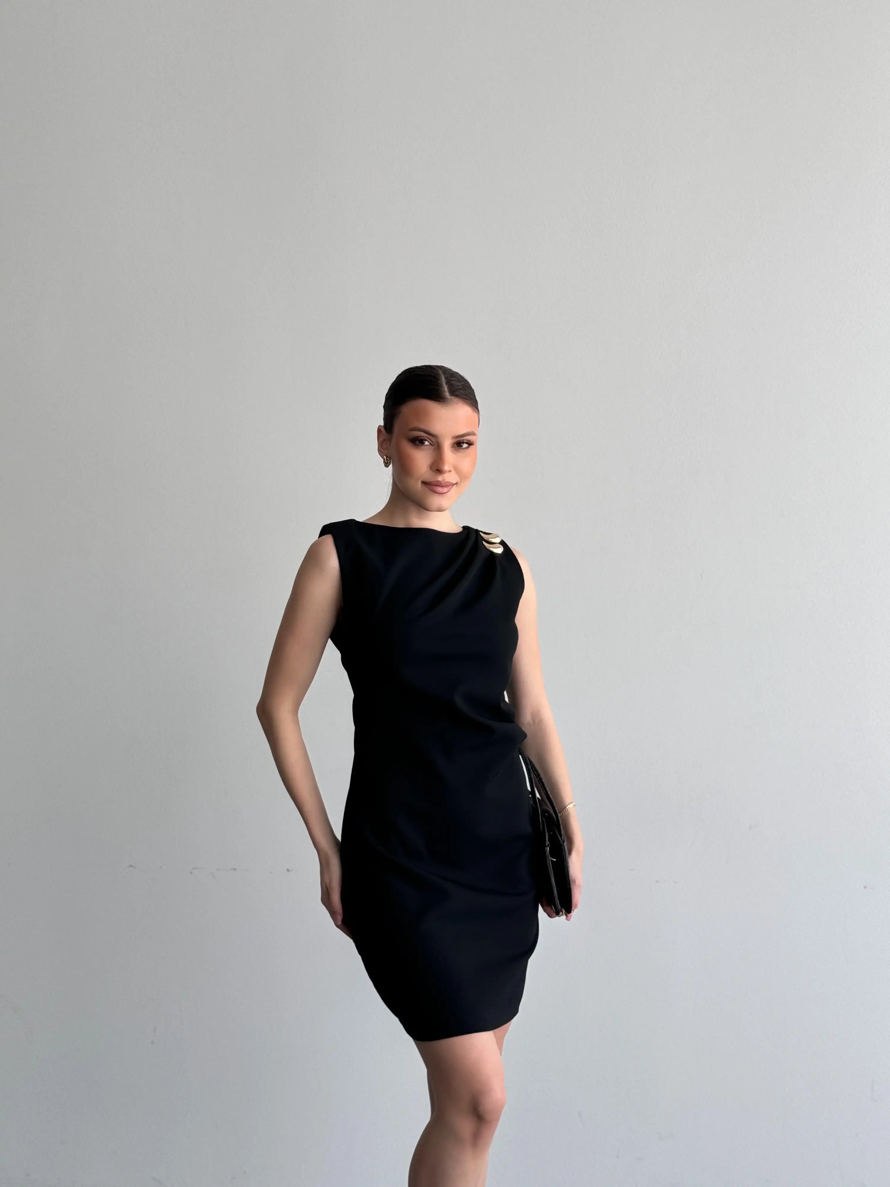 OMUZ TOKALI YANDAN DRAPELİ ELBİSE-SİYAH