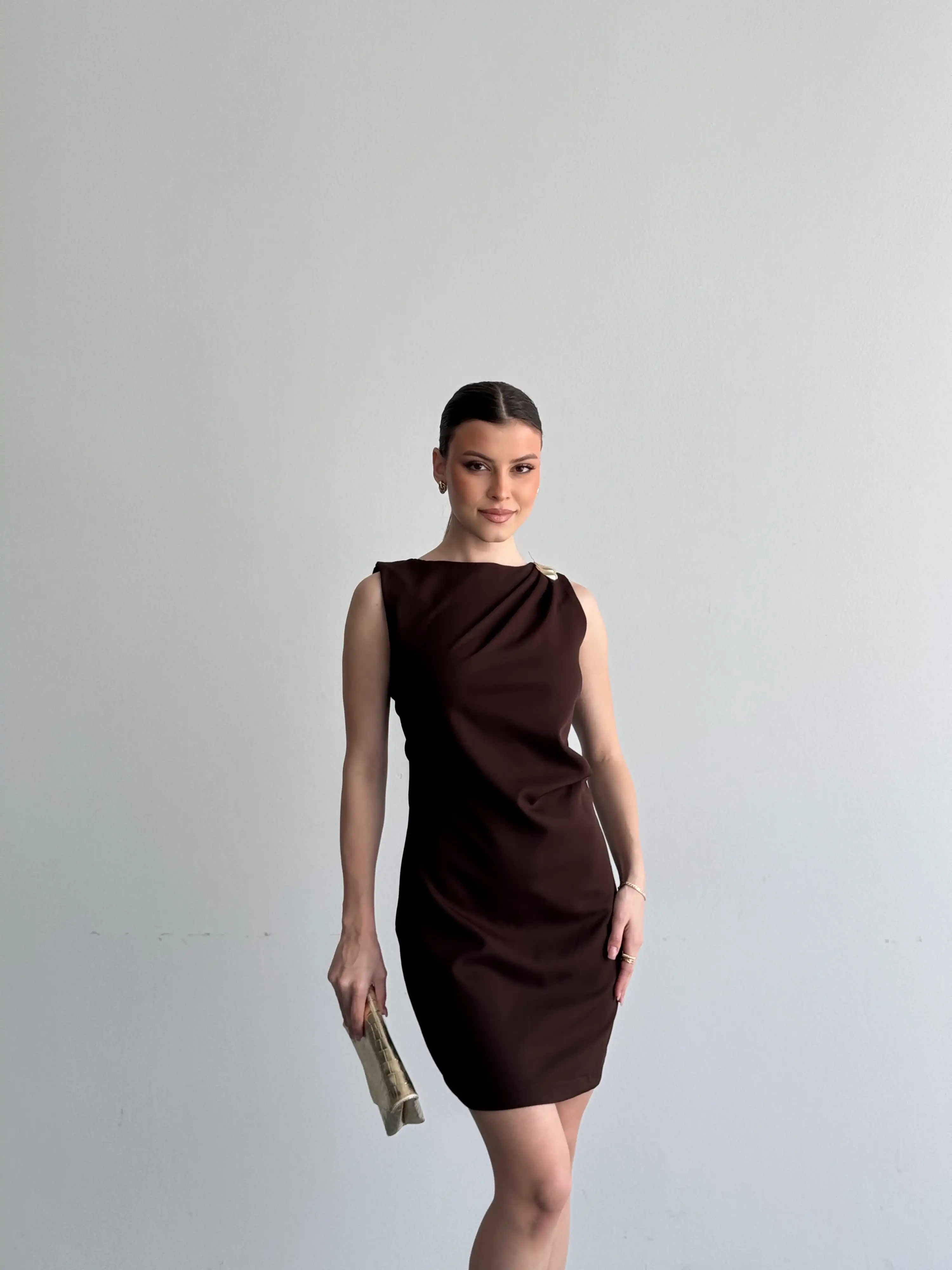 OMUZ TOKALI YANDAN DRAPELİ ELBİSE-KAHVE