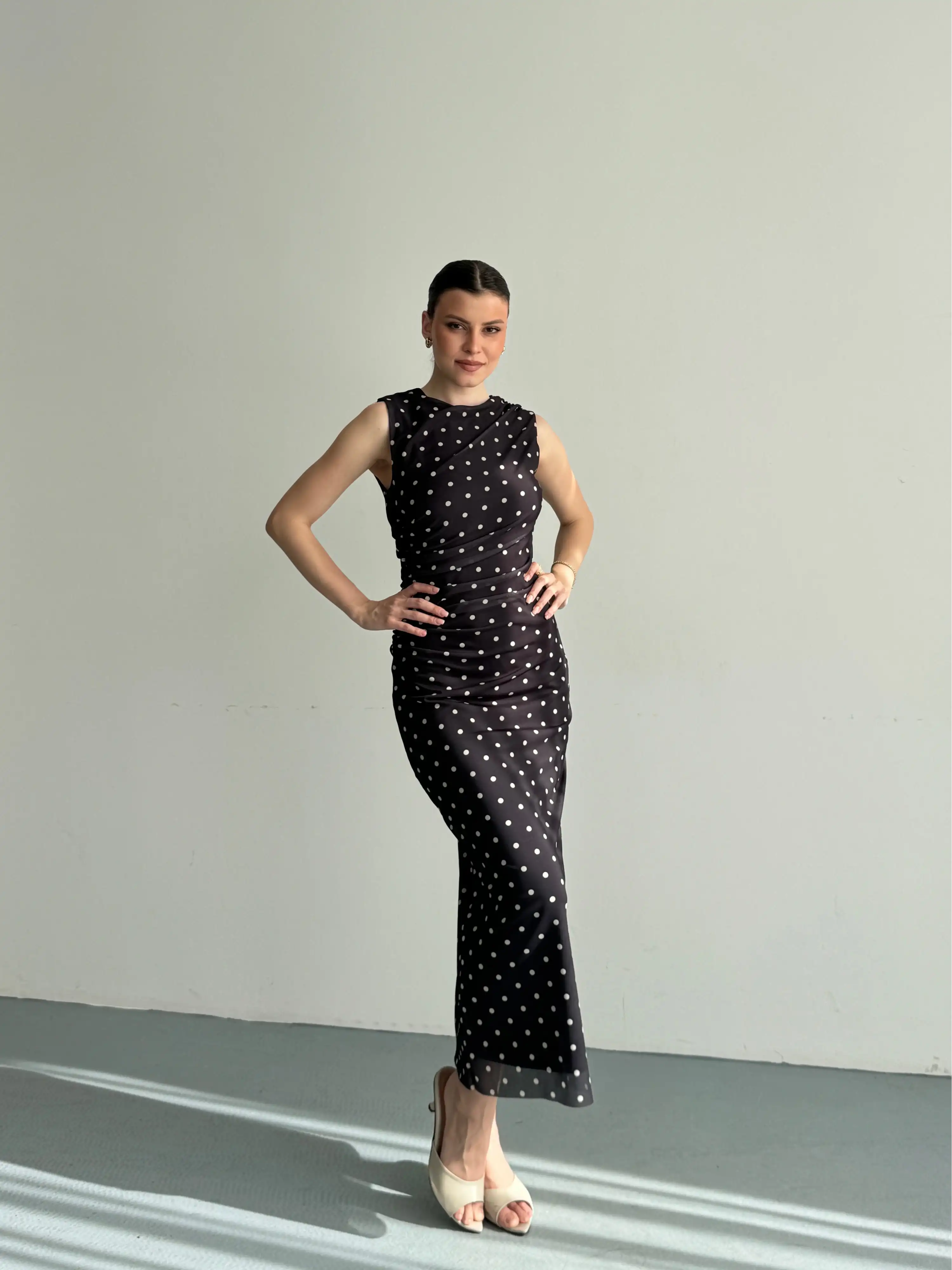 YANDAN DRAPELİ SIFIR KOL PUANTİYELİ ELBİSE-SİYAH