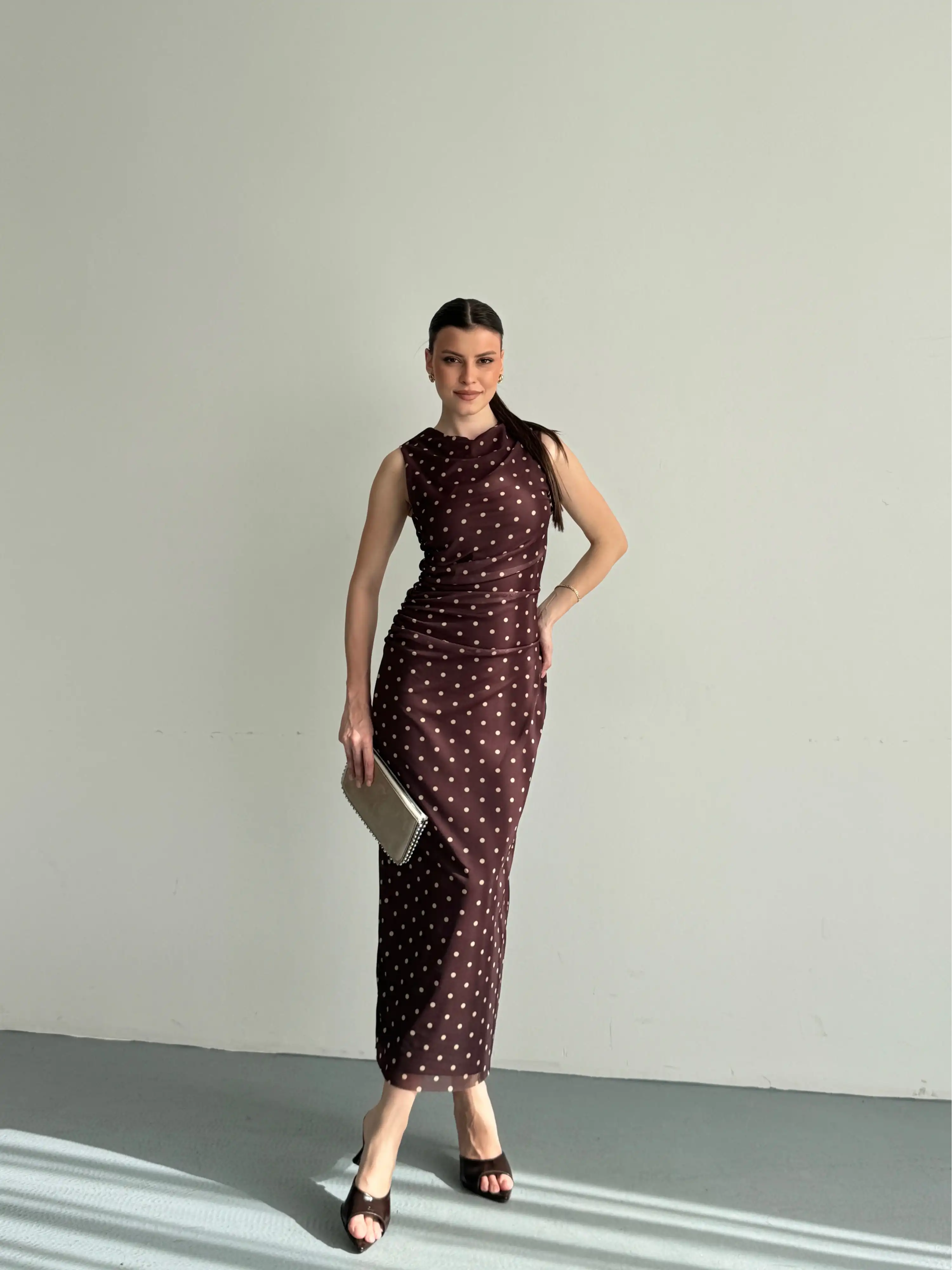 YANDAN DRAPELİ SIFIR KOL PUANTİYELİ ELBİSE-KAHVE