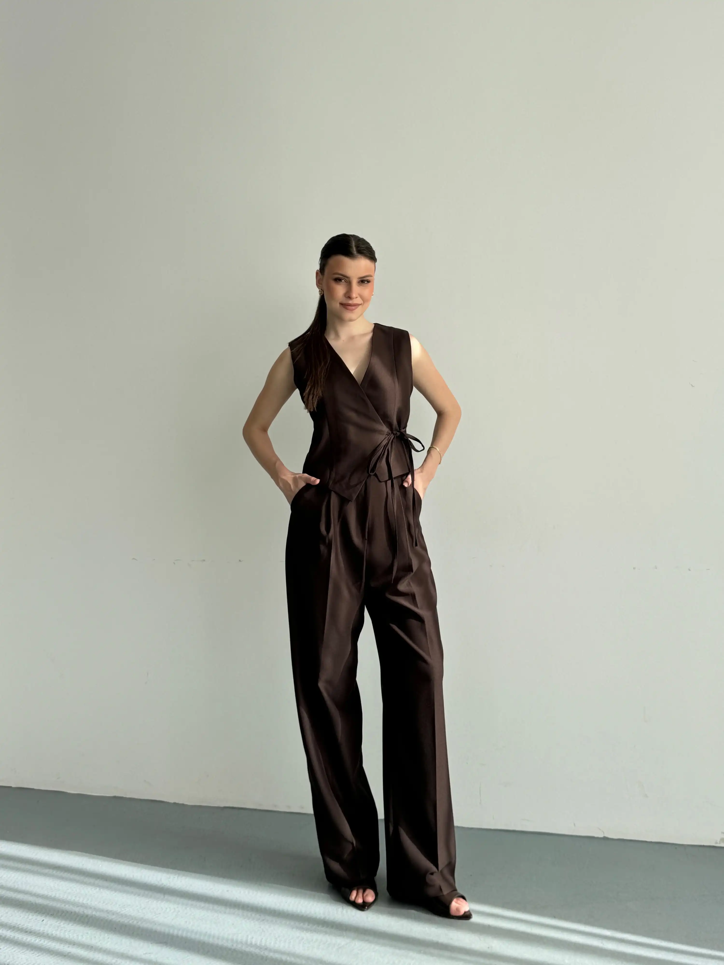 KRUVAZE YAKA DETAYLI YELEKLİ TAKIM-KAHVE