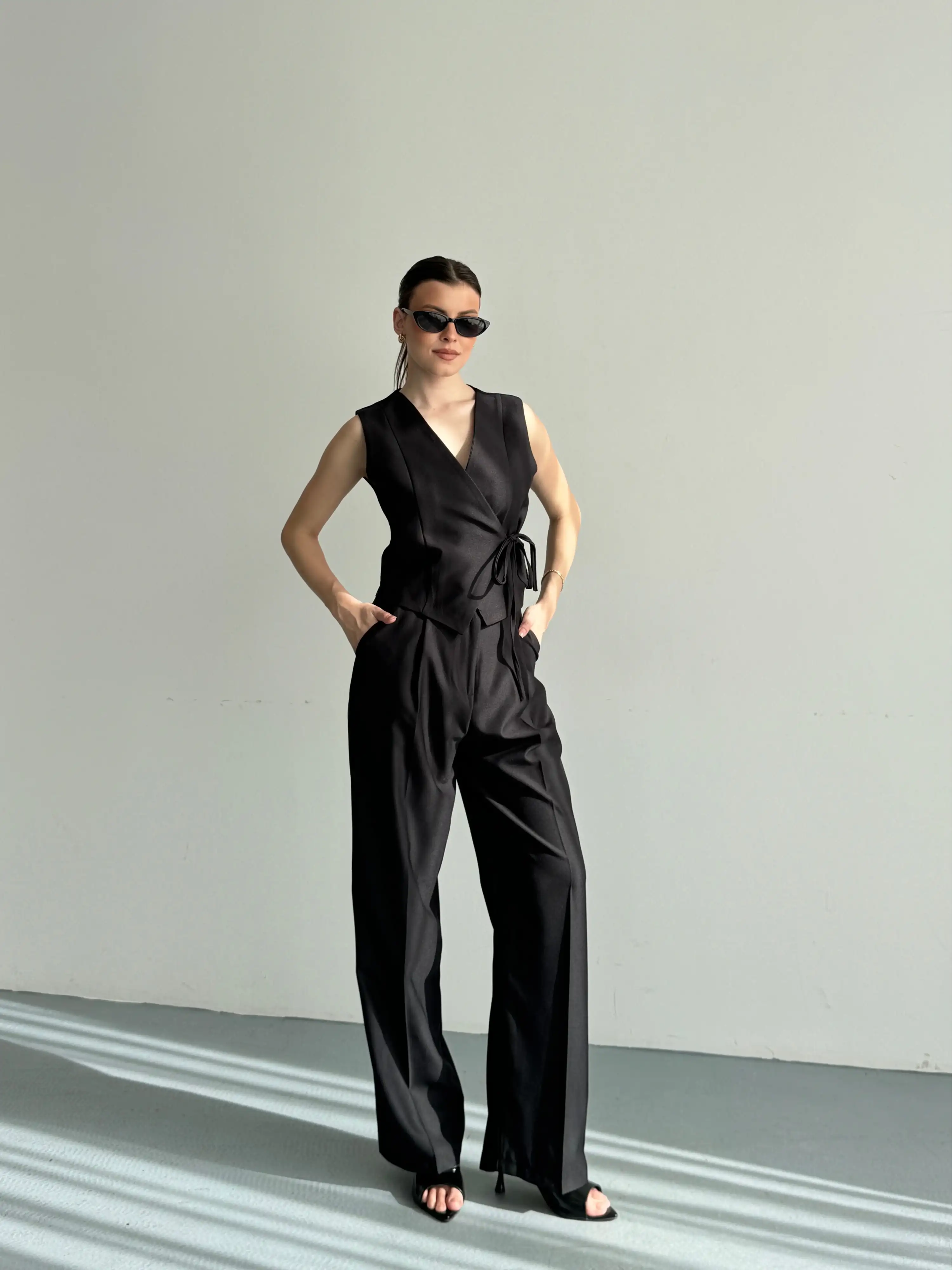 KRUVAZE YAKA DETAYLI YELEKLİ TAKIM-SİYAH