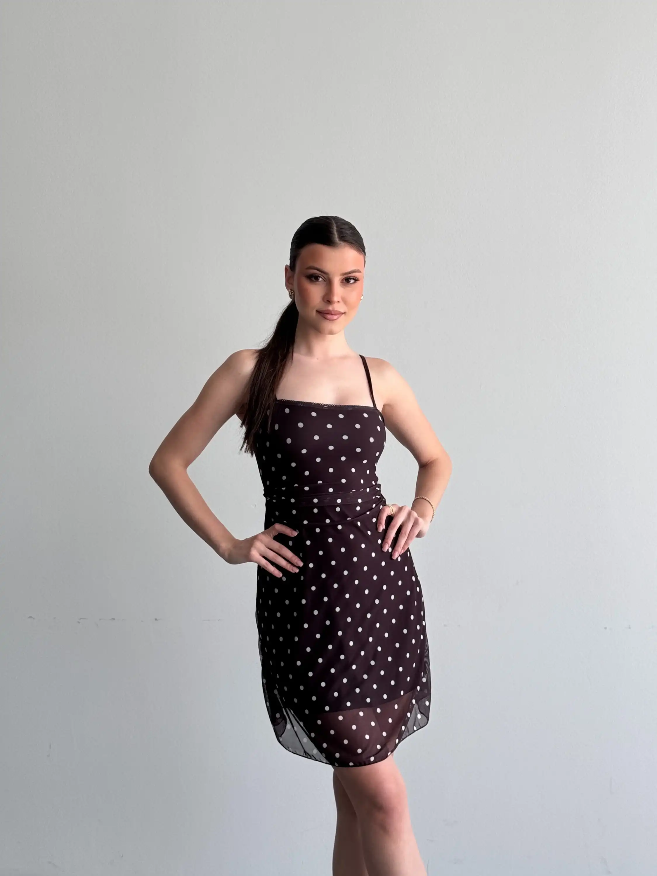 ASKILI MİNİ PUANTİYELİ ELBİSE-KAHVE