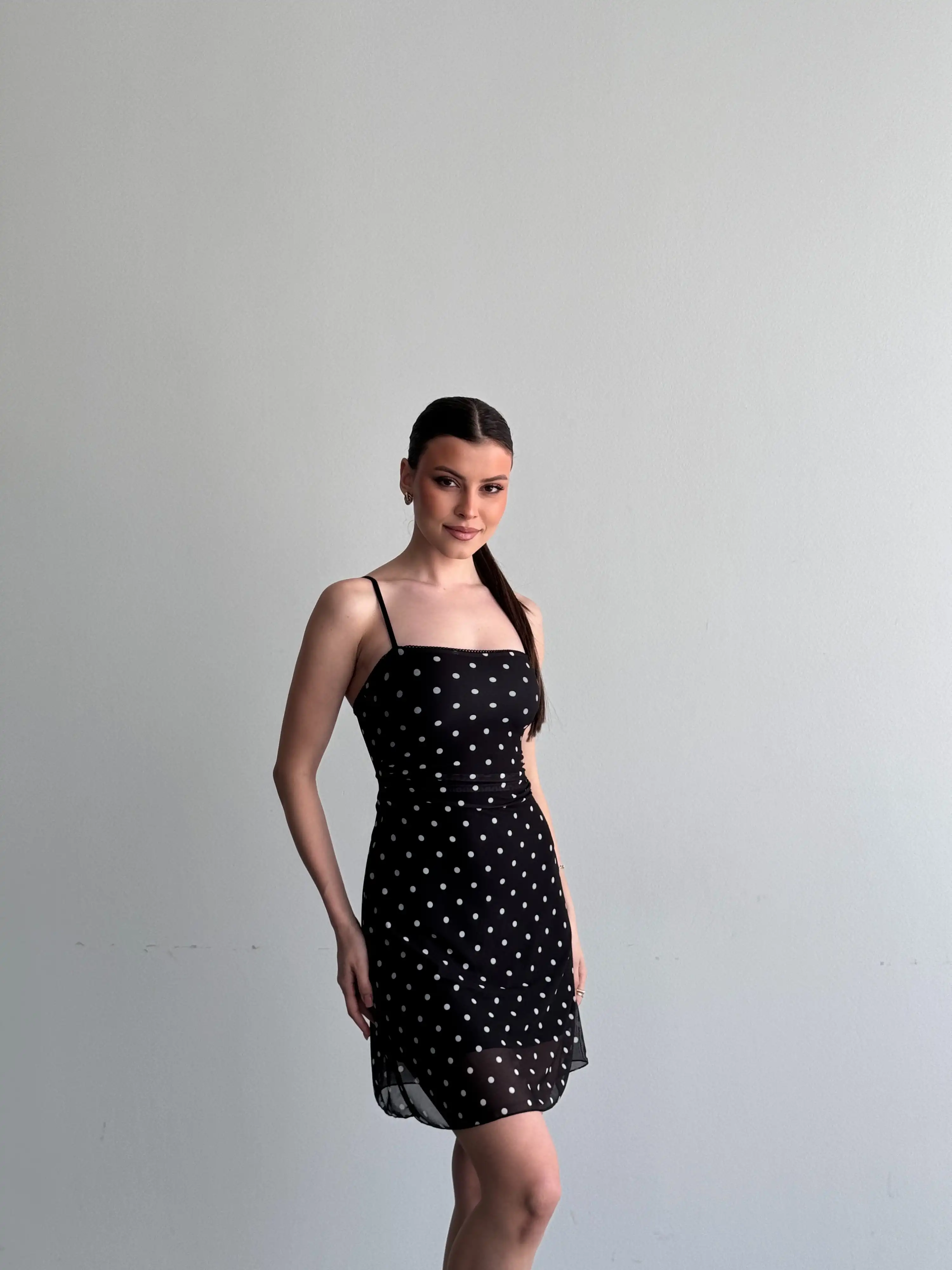 ASKILI MİNİ PUANTİYELİ ELBİSE-SİYAH