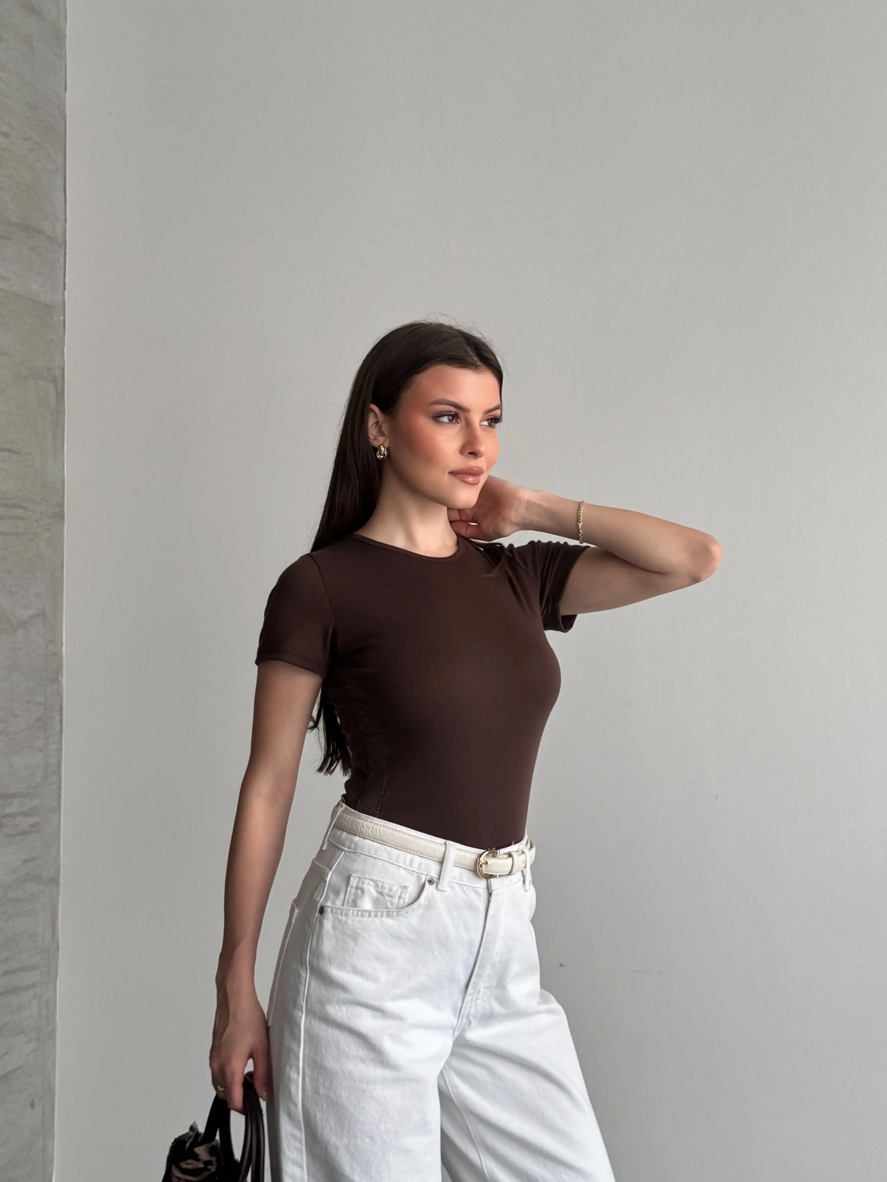 YANDAN DANTEL GEÇİŞLİ KISA KOLLU BODYSUİT-KAHVE