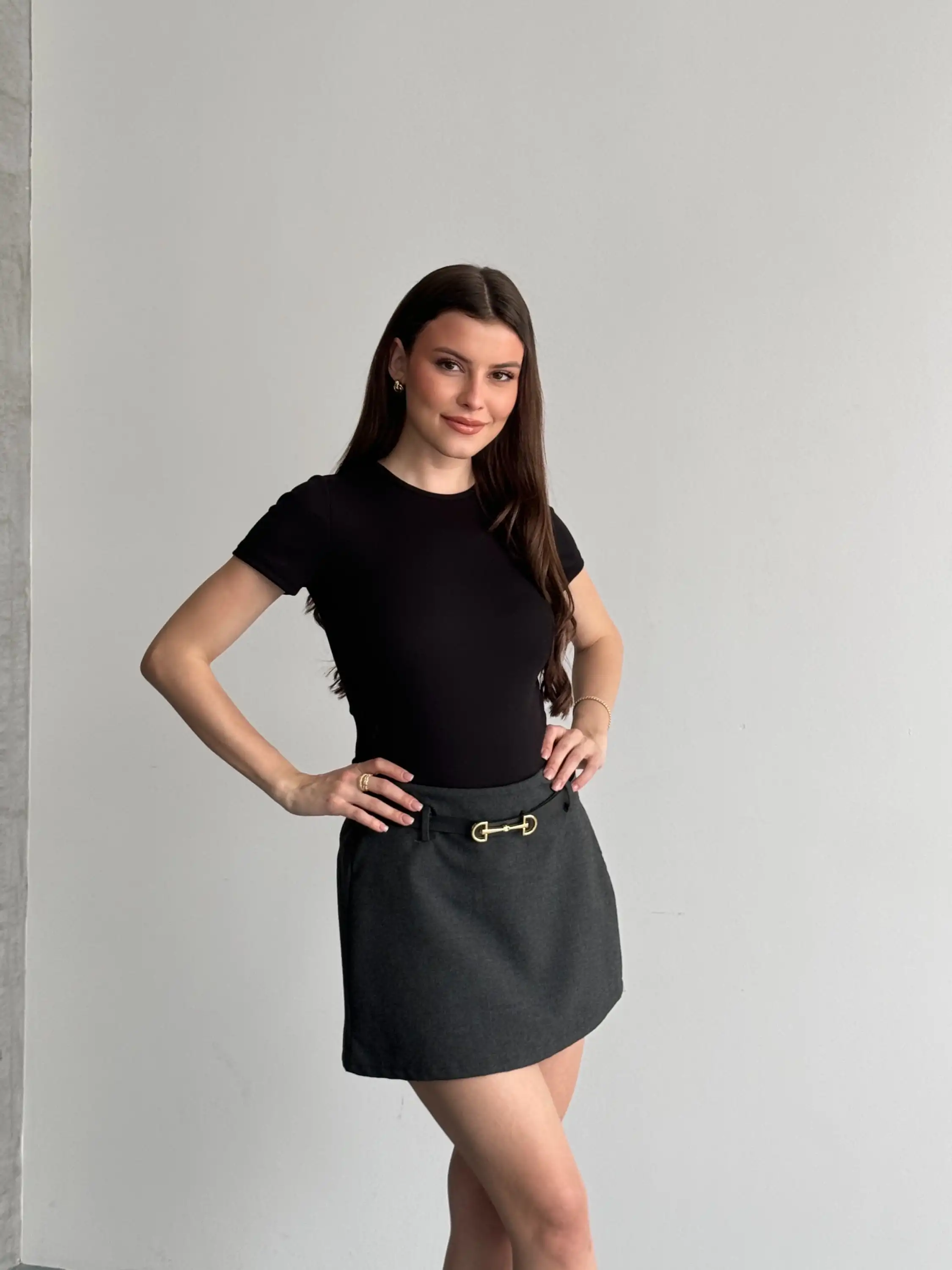 YANDAN DANTEL GEÇİŞLİ KISA KOLLU BODYSUİT-SİYAH