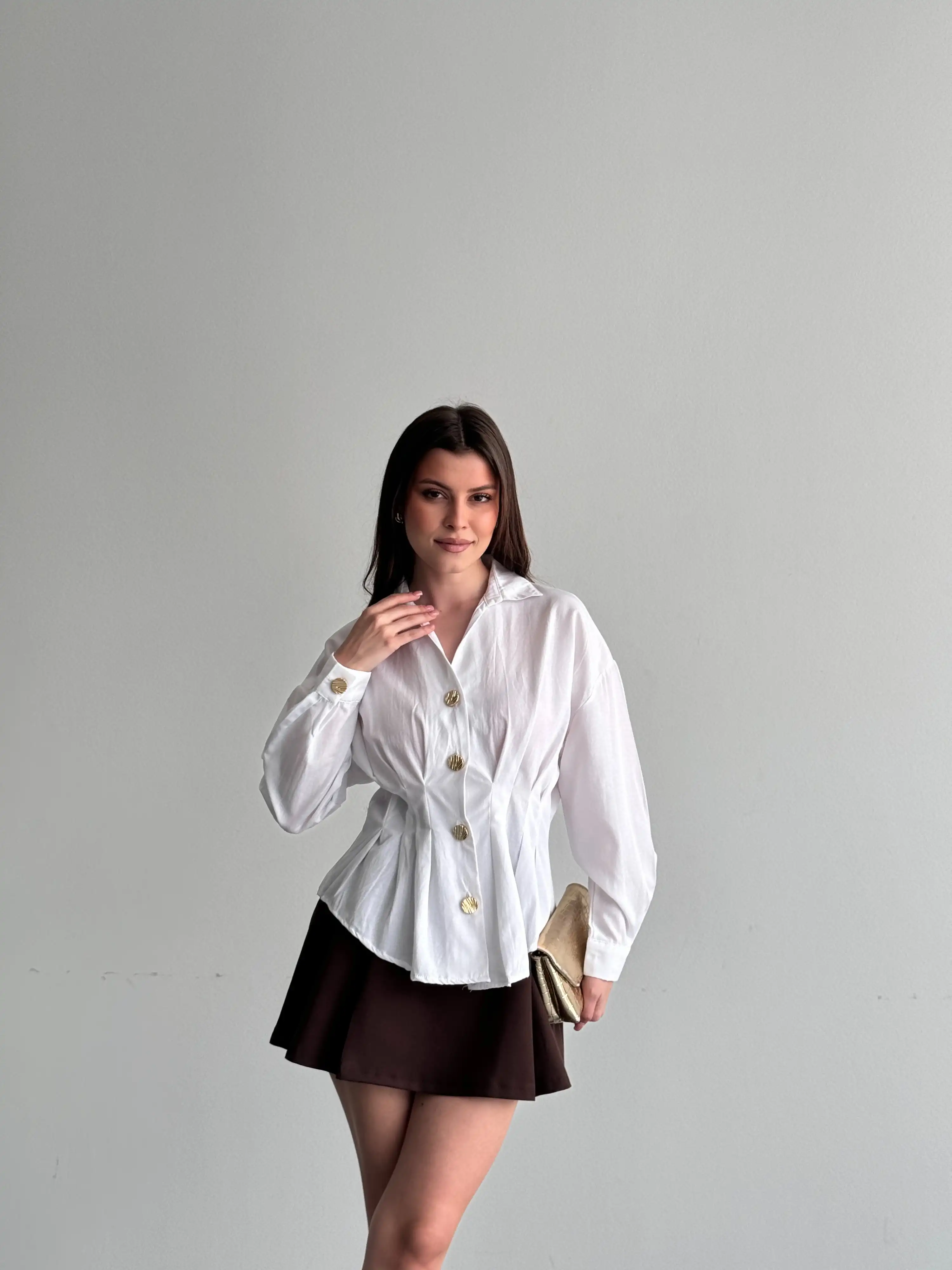 GOLD DÜĞME DETAYLI BELDEN OTURTMALI GÖMLEK-BEYAZ