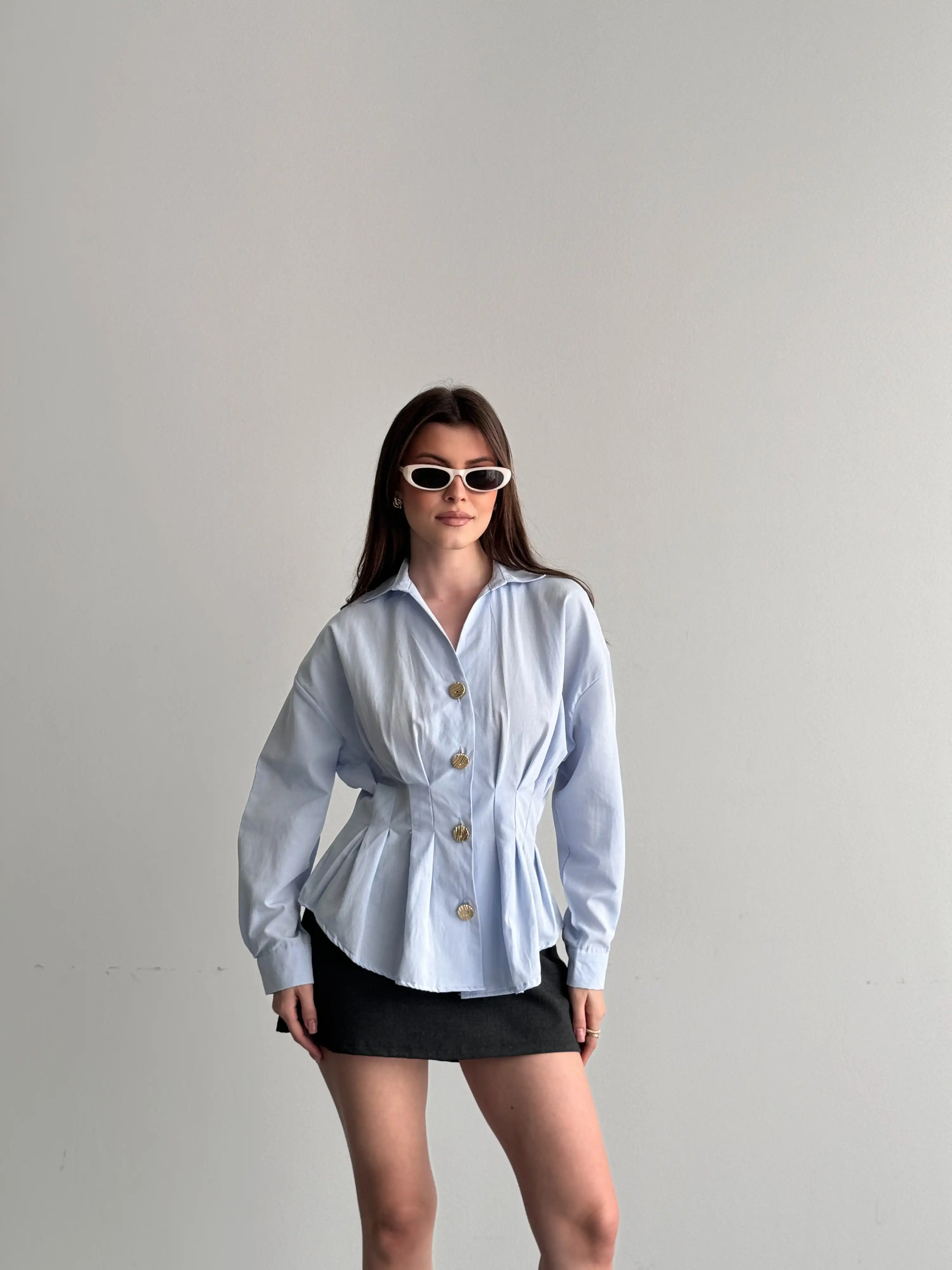 GOLD DÜĞME DETAYLI BELDEN OTURTMALI GÖMLEK-MAVİ