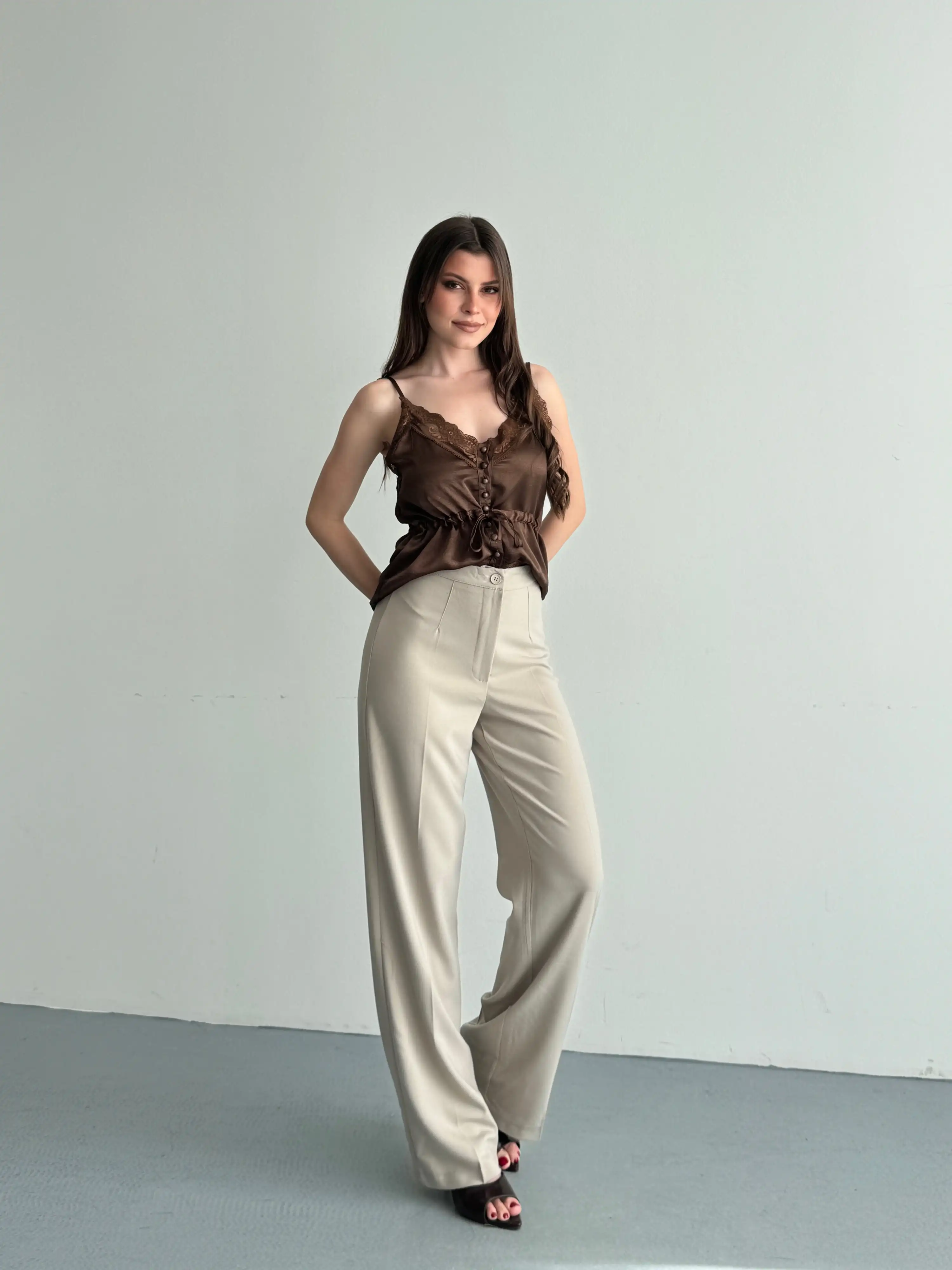 TEK DÜĞMELİ BEL OTURMALI PANTOLON-BEJ