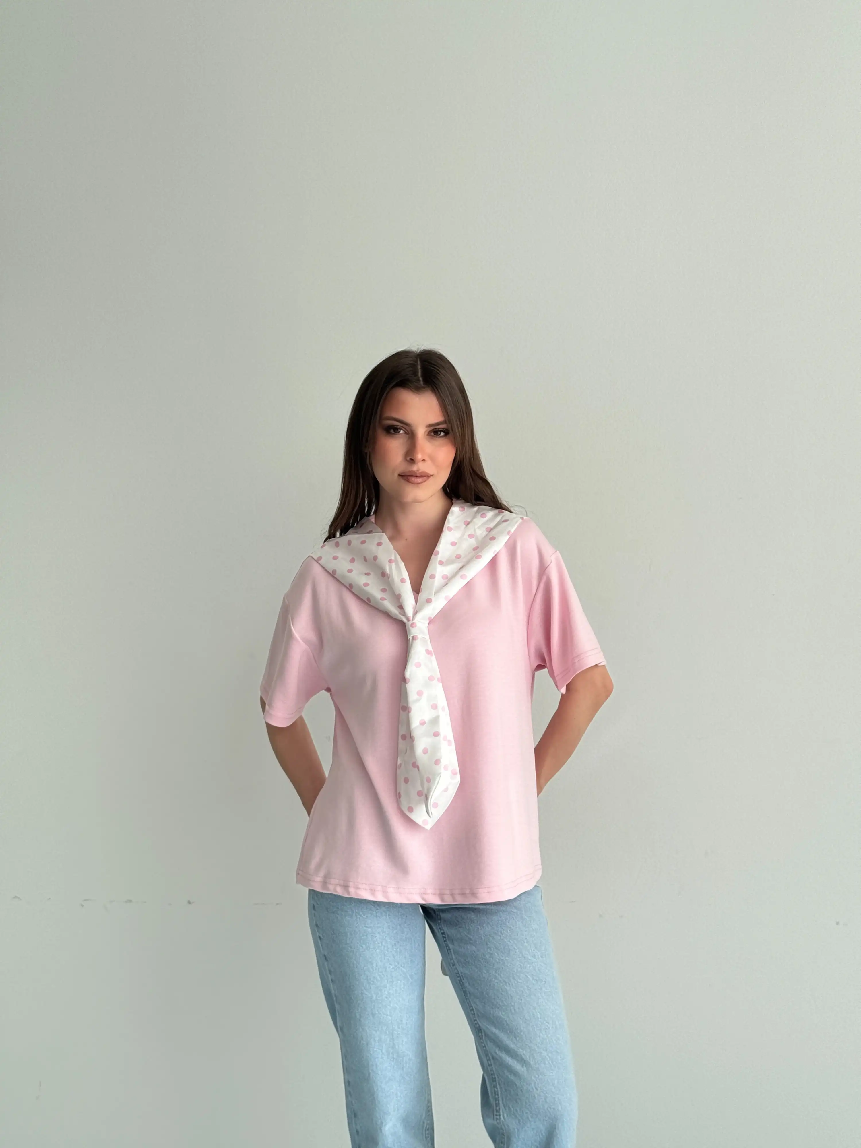 FULAR DETAYLI PUANTİYELİ V YAKA BLUZ-PEMBE