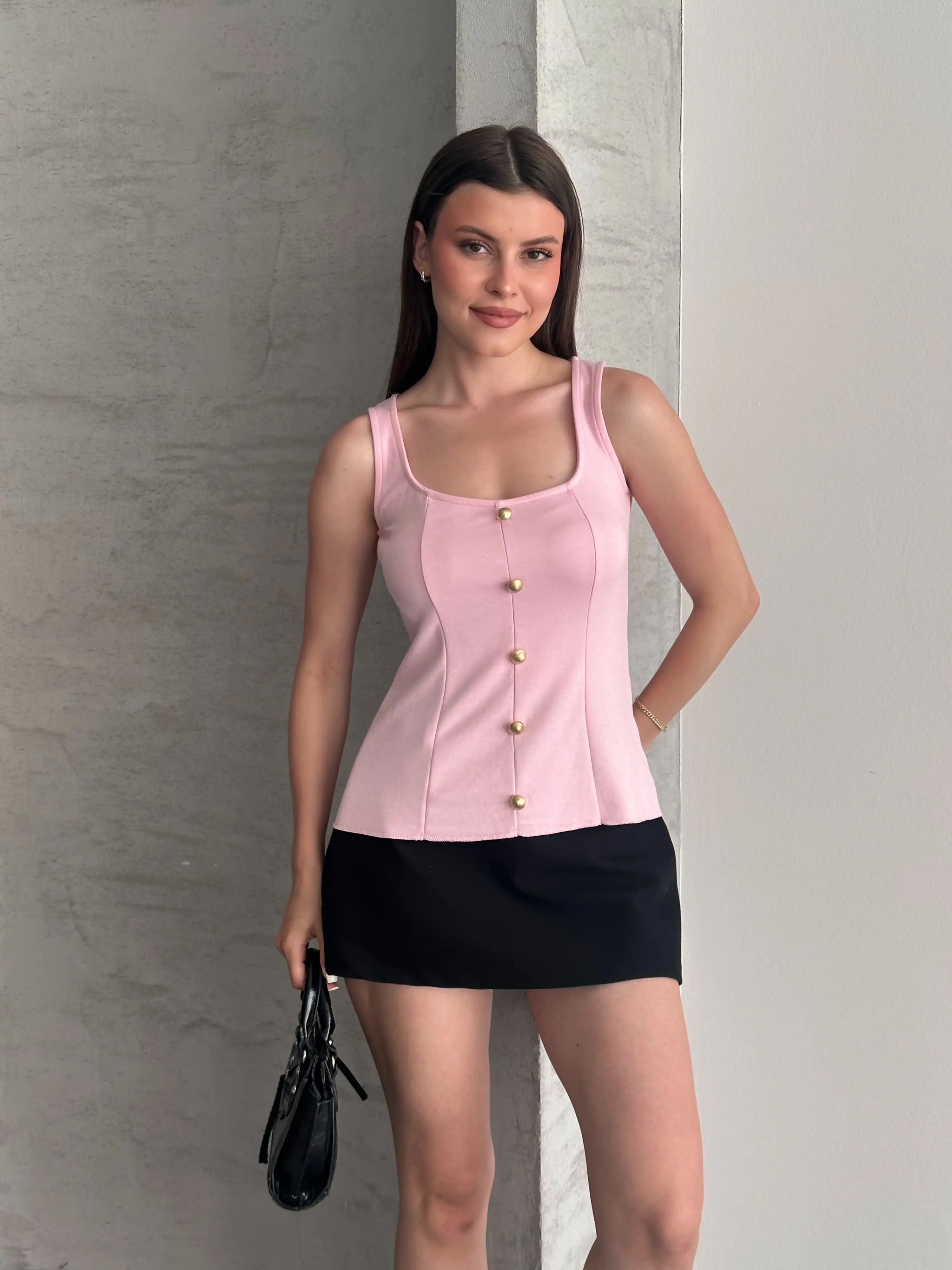 GOLD SÜS DÜĞMELİ SIFIR KOLLU BLUZ-PEMBE