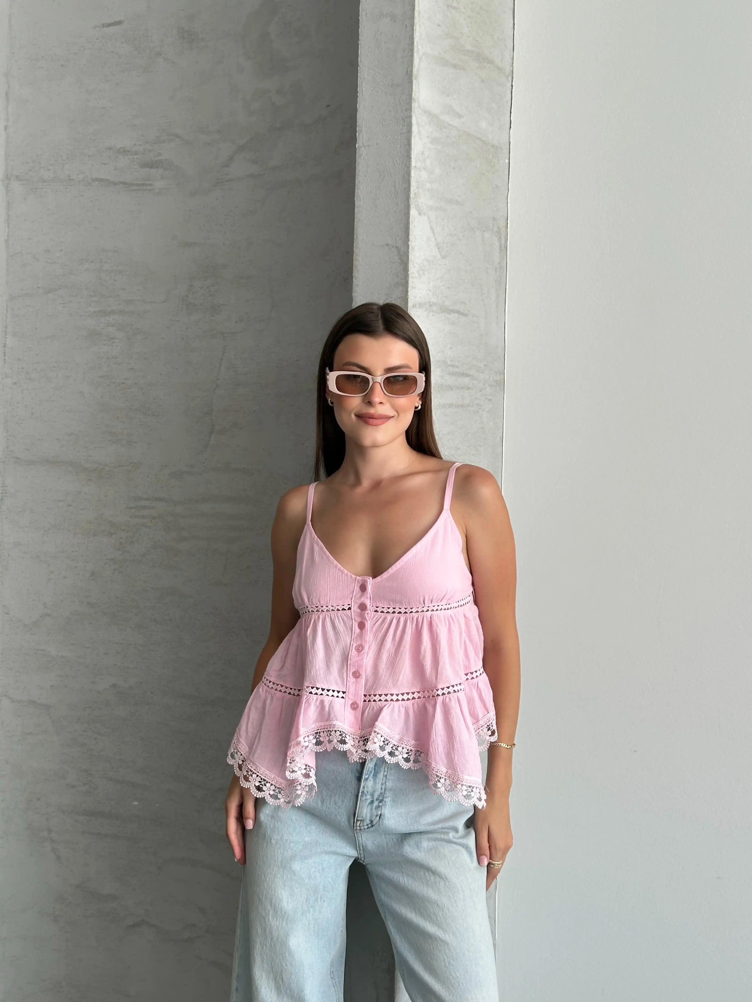 ASİMETRİK ASKILI DANTEL ŞERİTLİ DÜĞMELİ BLUZ-PEMBE
