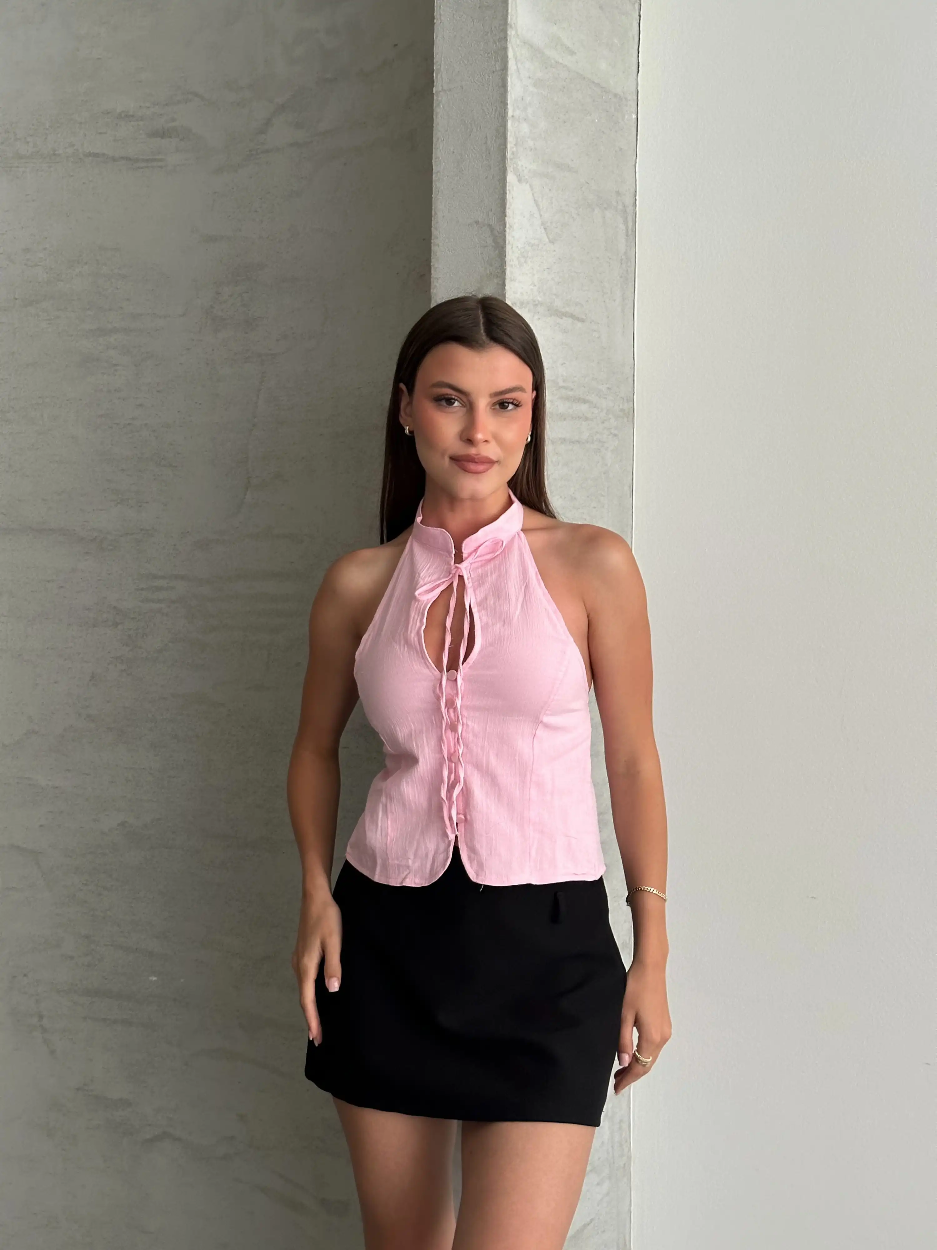 HALTER YAKA SIRT DEKOLTELİ DÜĞMELİ BLUZ-PEMBE
