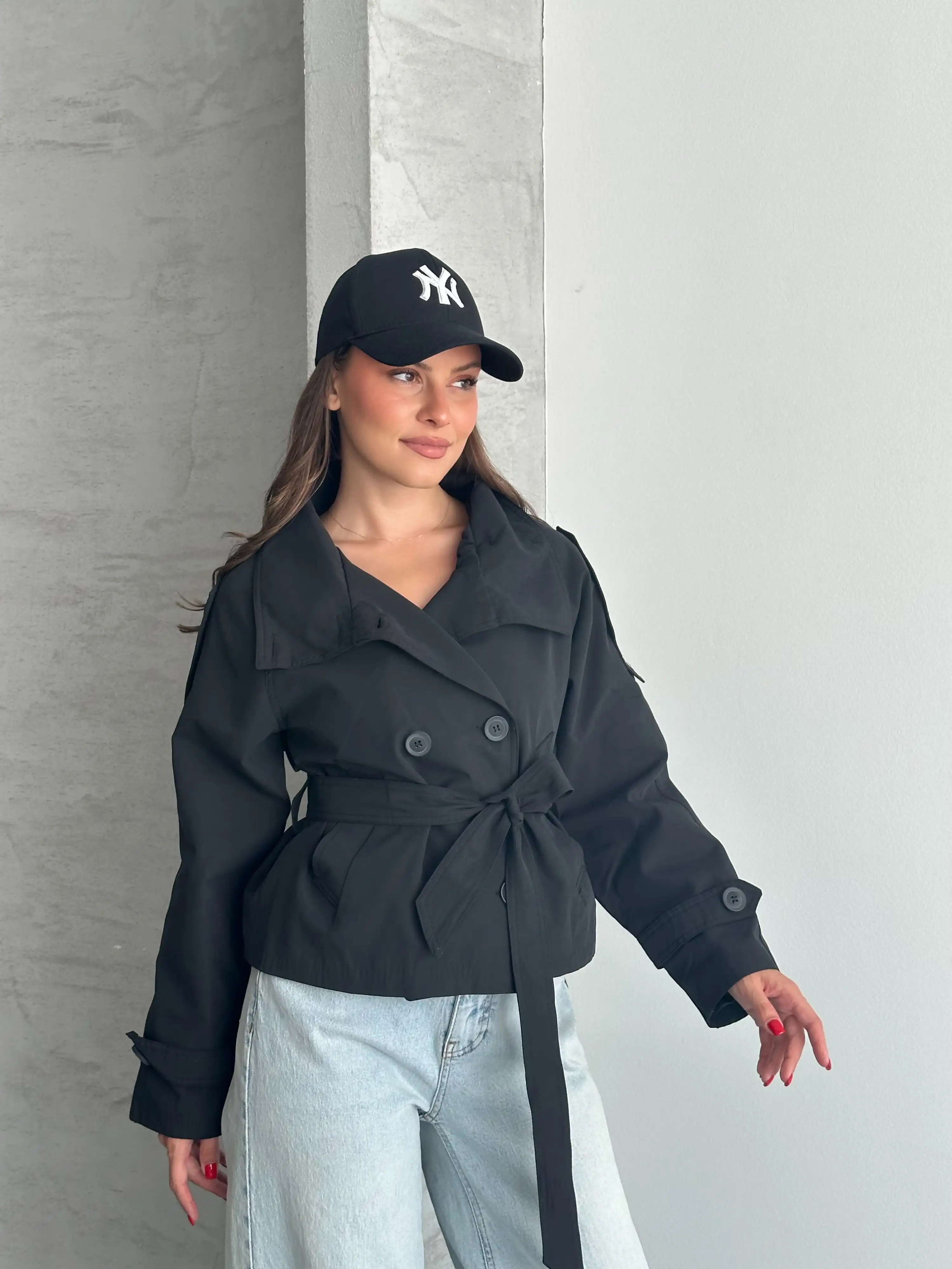 DİK YAKA KUŞAKLI CROP TRENÇ-SİYAH