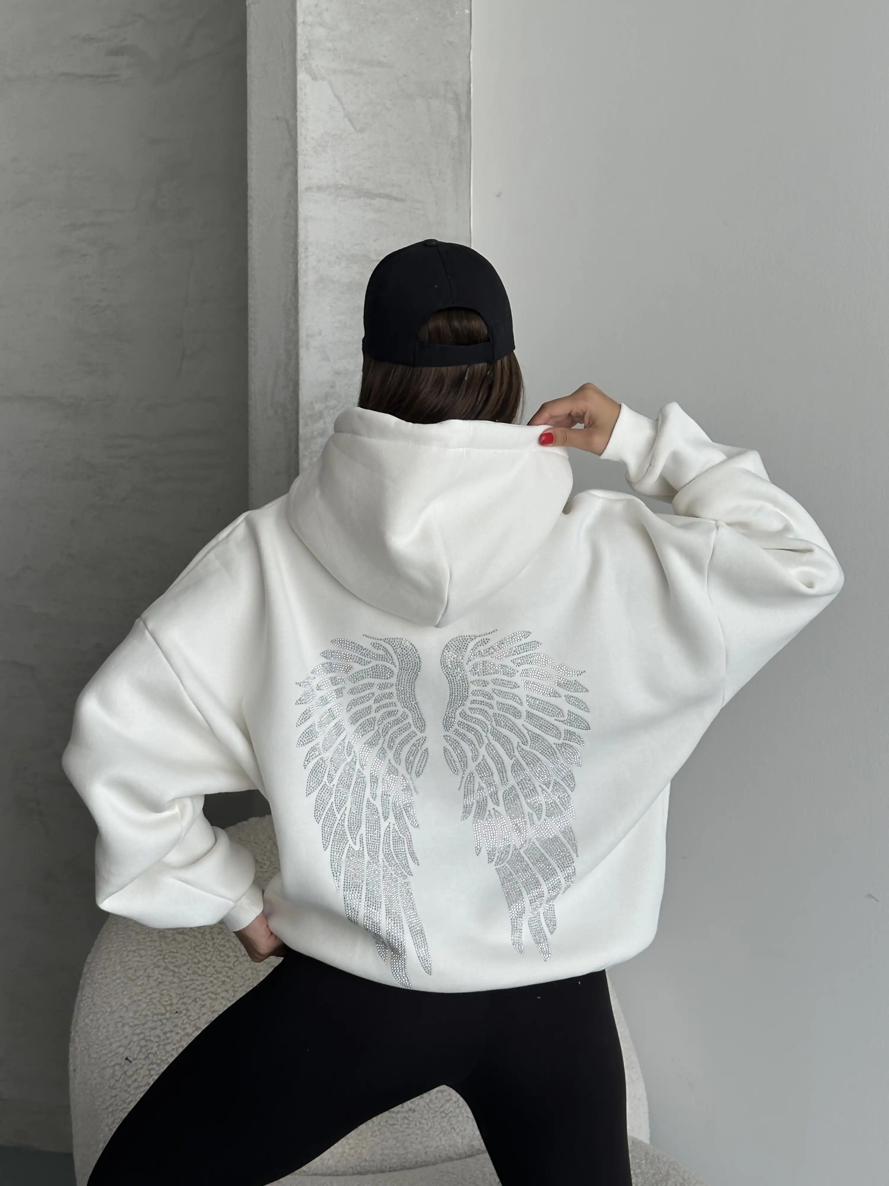 SIRT TAŞ BASKILI KAPÜŞONLU ŞARDONLU SWEAT-BEYAZ