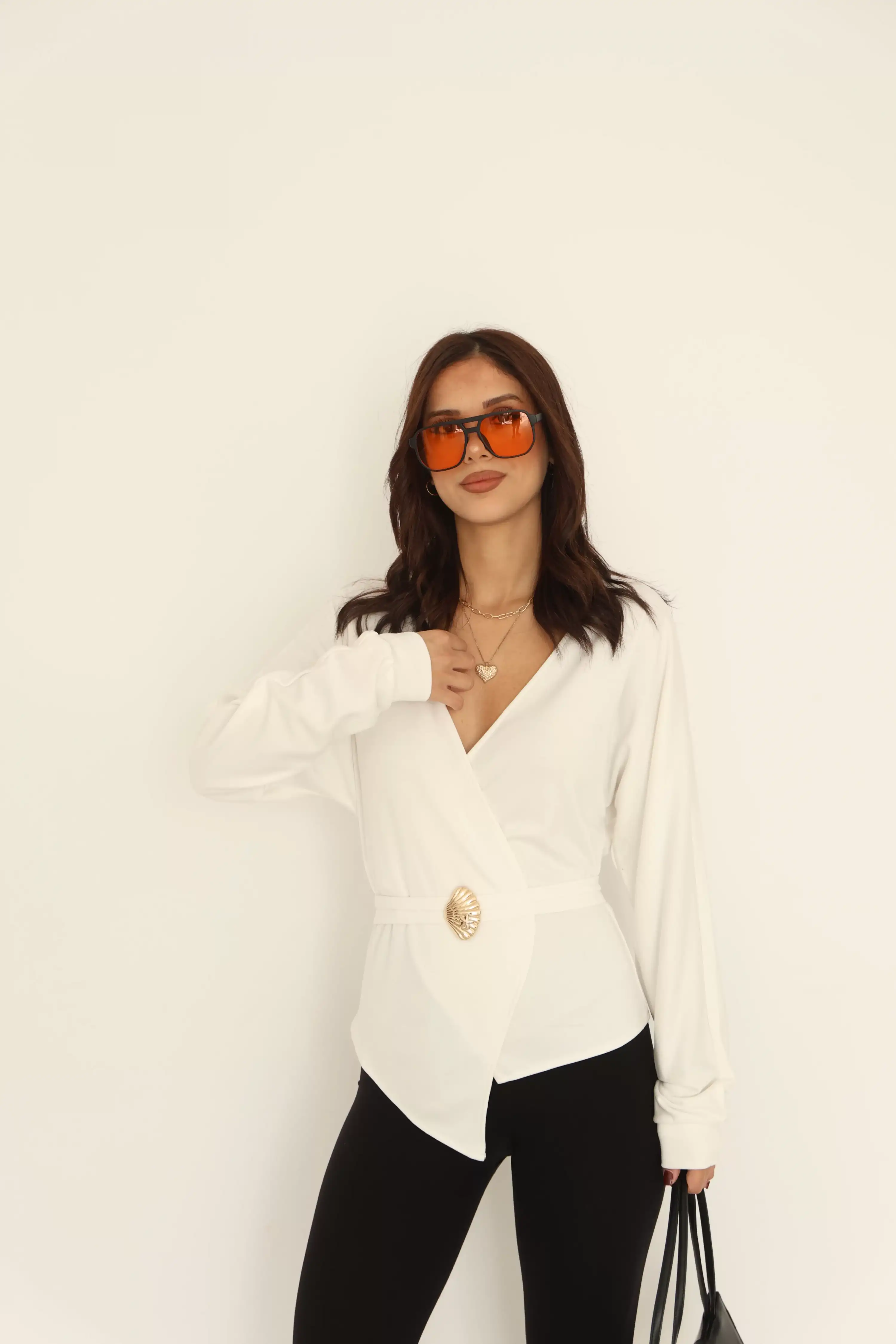 KEMER DETAYLI KRUVAZE YAKA BLUZ-BEYAZ