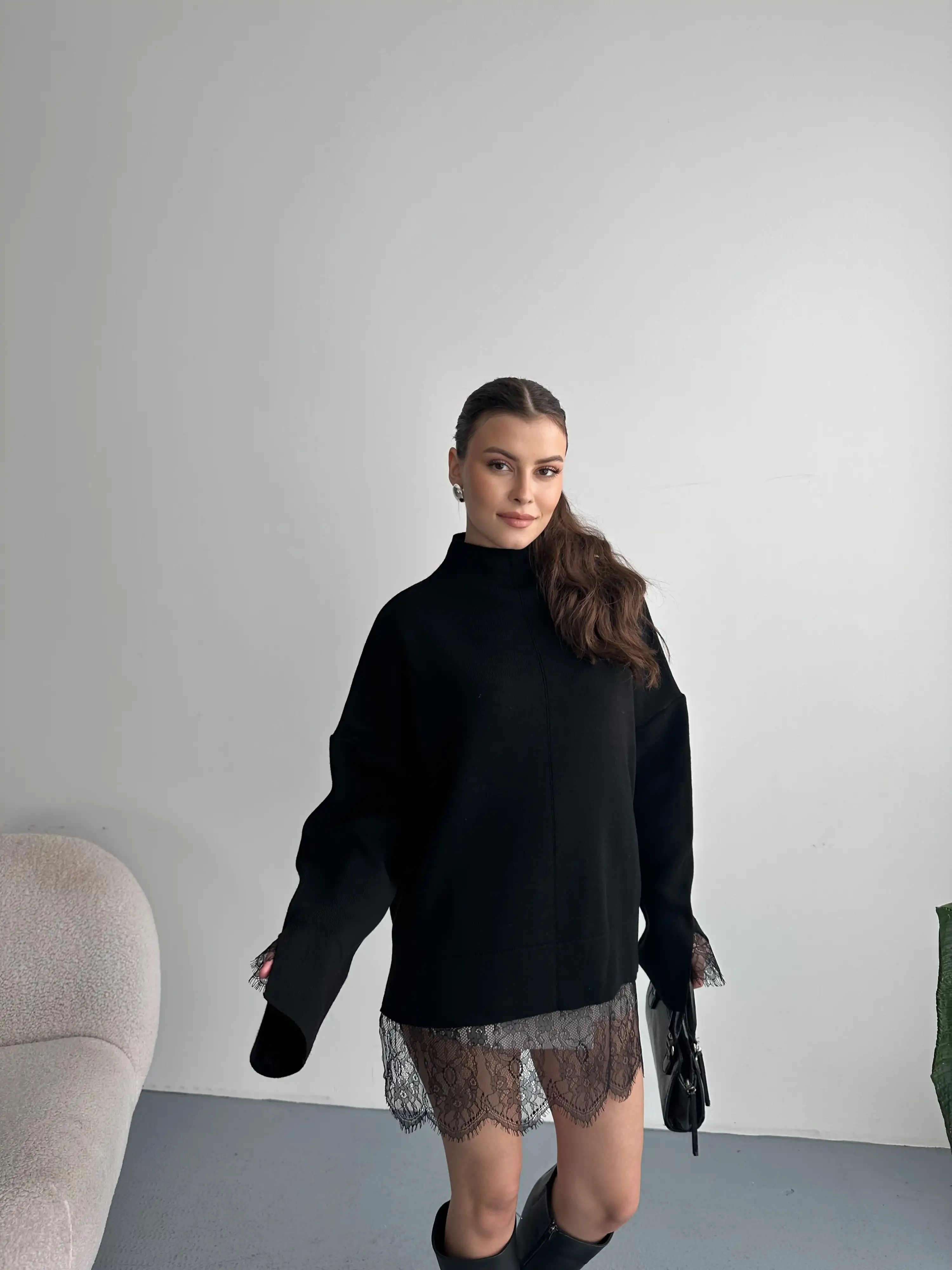 ALTI DANTELLİ DİK YAKA KAZAK-SİYAH