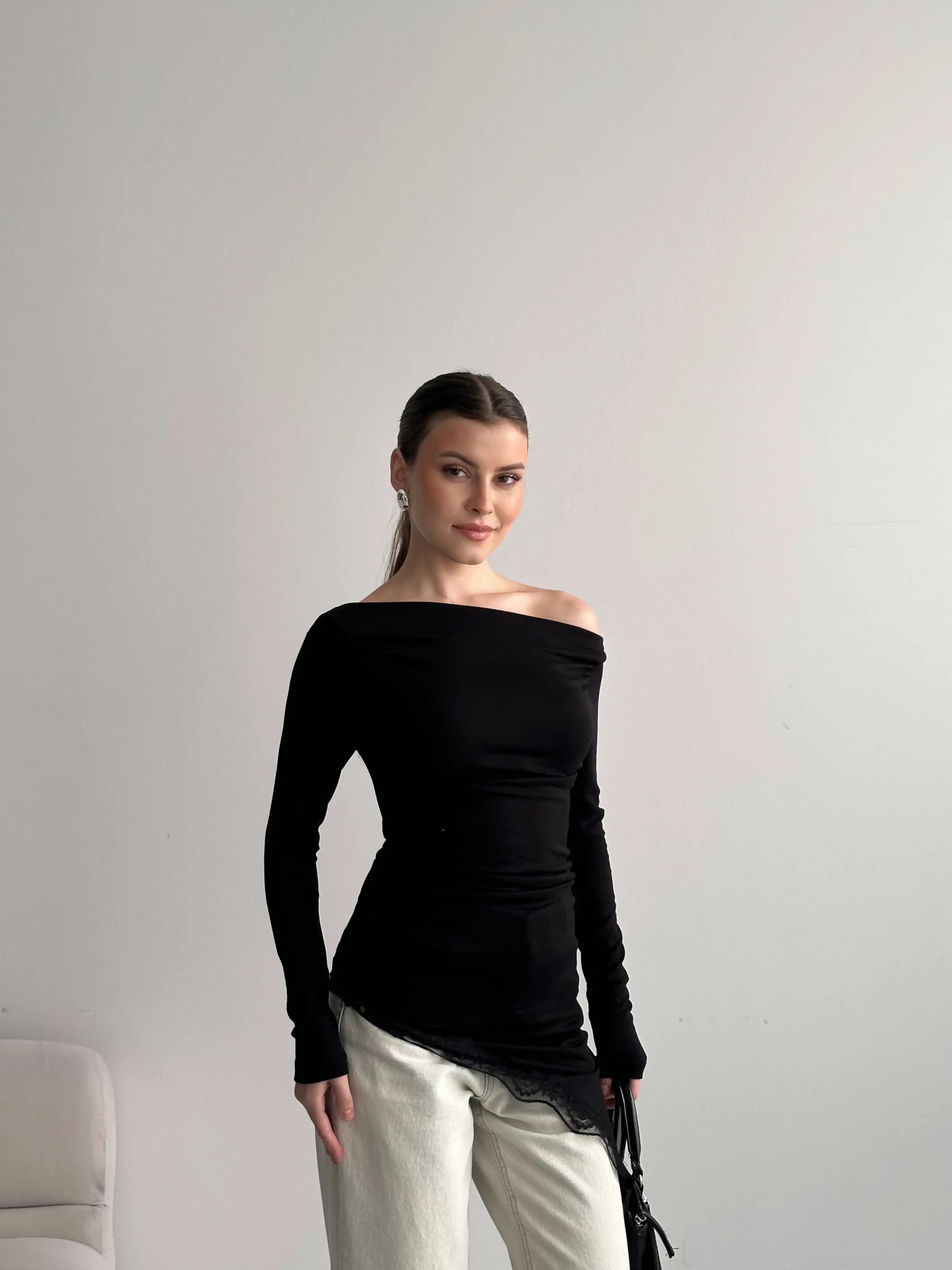 DANTEL GEÇİŞLİ KAYIK YAKA BLUZ-SİYAH