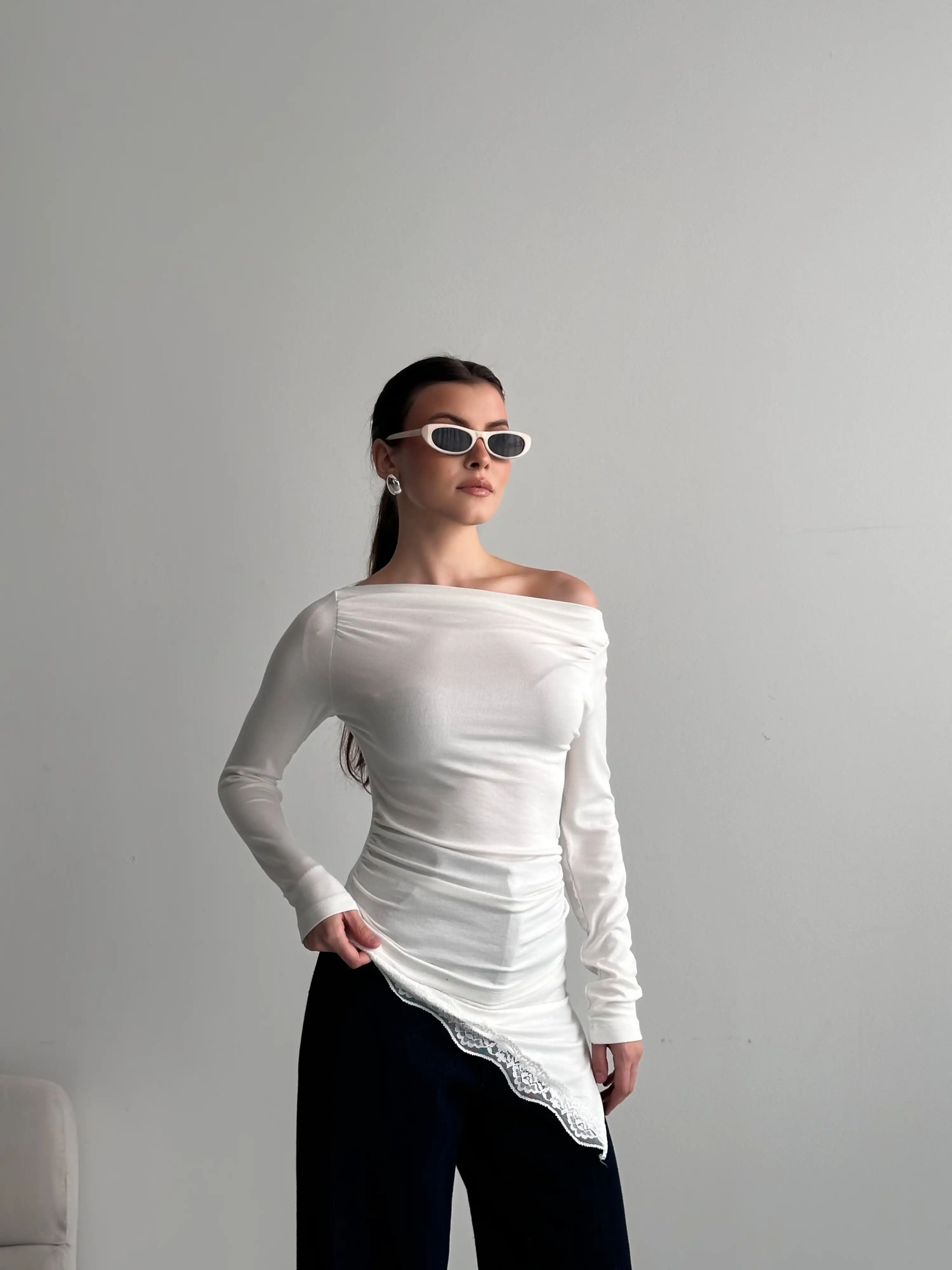 DANTEL GEÇİŞLİ KAYIK YAKA BLUZ-BEYAZ