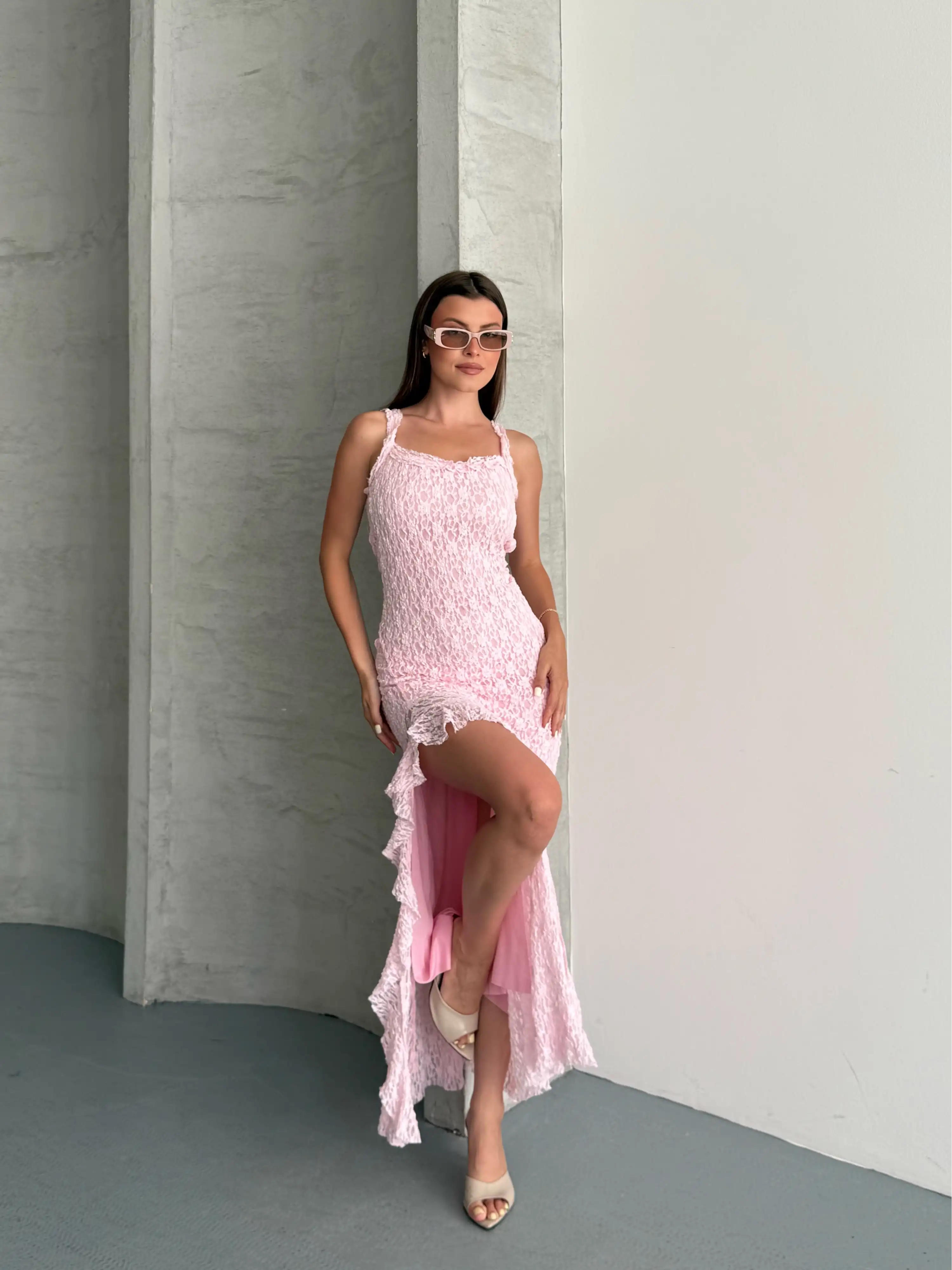 DANTEL GÜPÜRLÜ ASKILI SIRT DEKOLTELİ YIRTMAÇLI ELBİSE-PEMBE