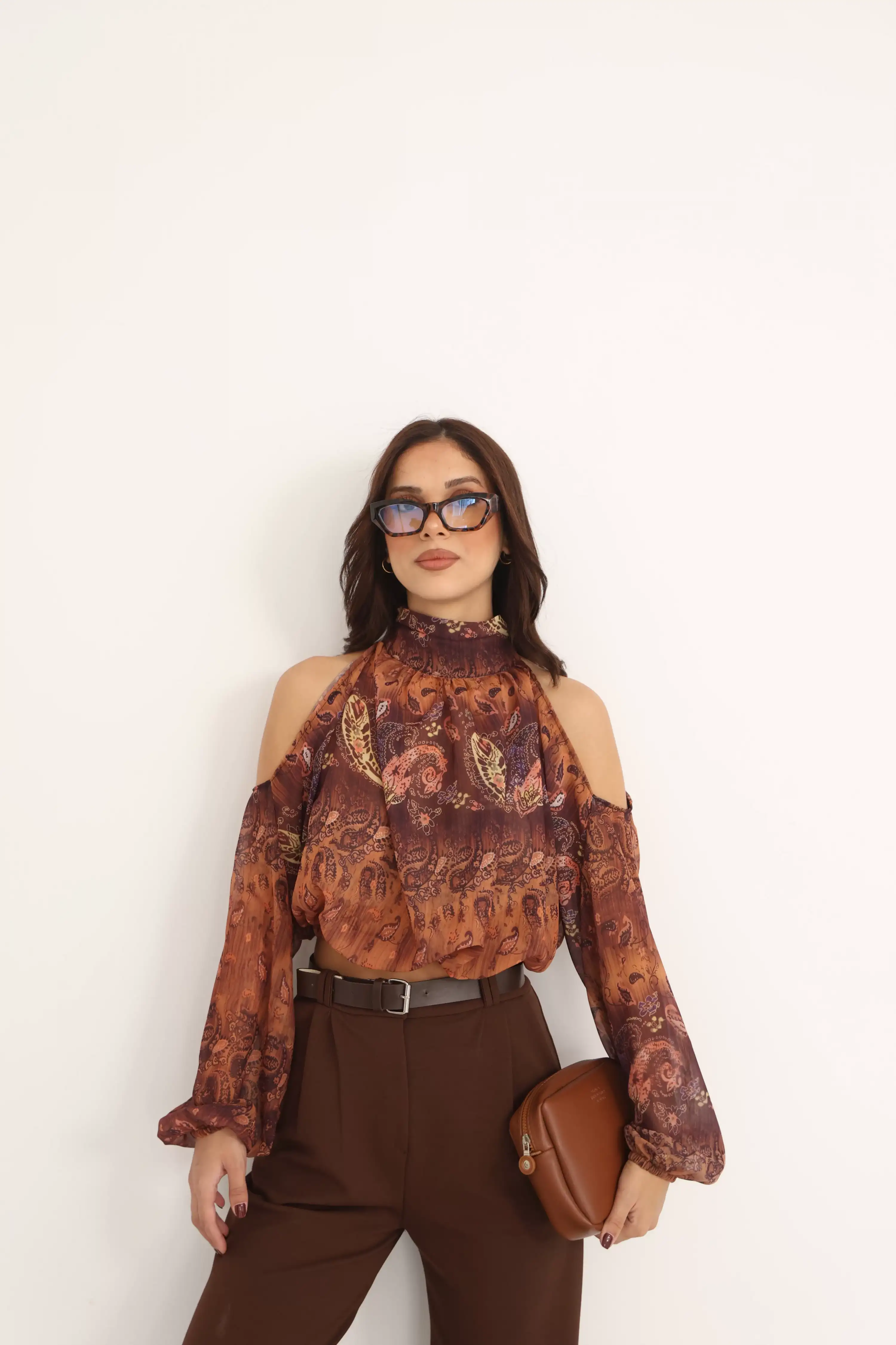DESENLİ OMZU AÇIK ŞİFON BLUZ-KAHVE