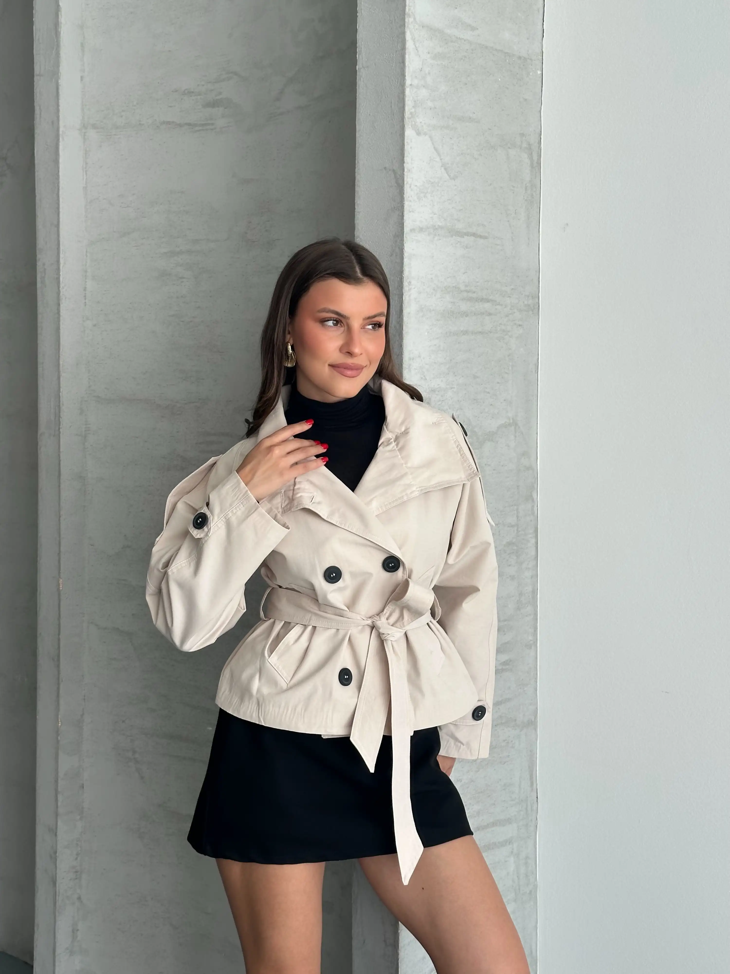 DİK YAKA KUŞAKLI CROP TRENÇ-KREM