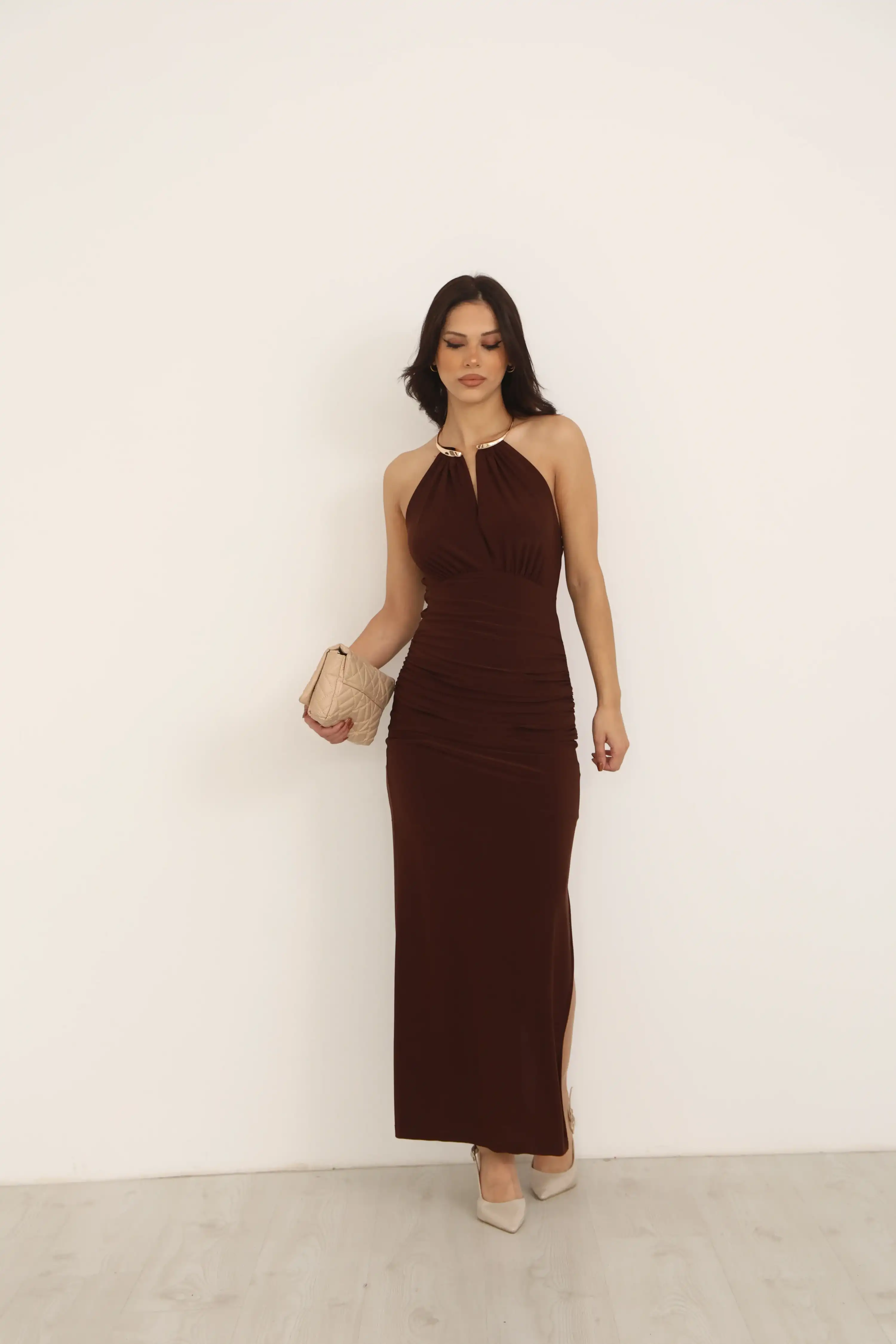 GOLD KOLYE DETAYLI DRAPELİ ELBİSE-KAHVE