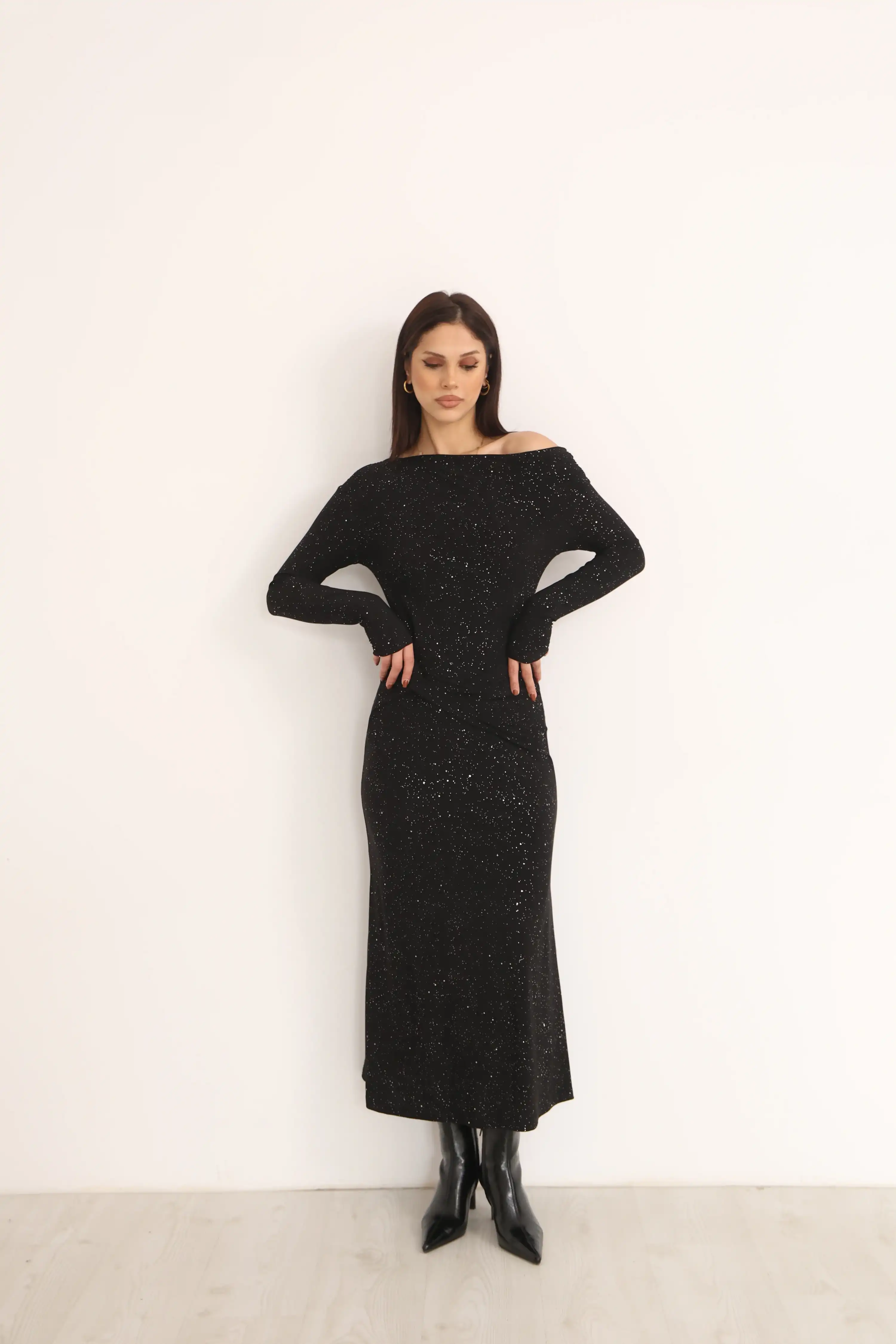 KAYIK YAKA BEL DETAYLI SİMLİ ELBİSE-SİYAH