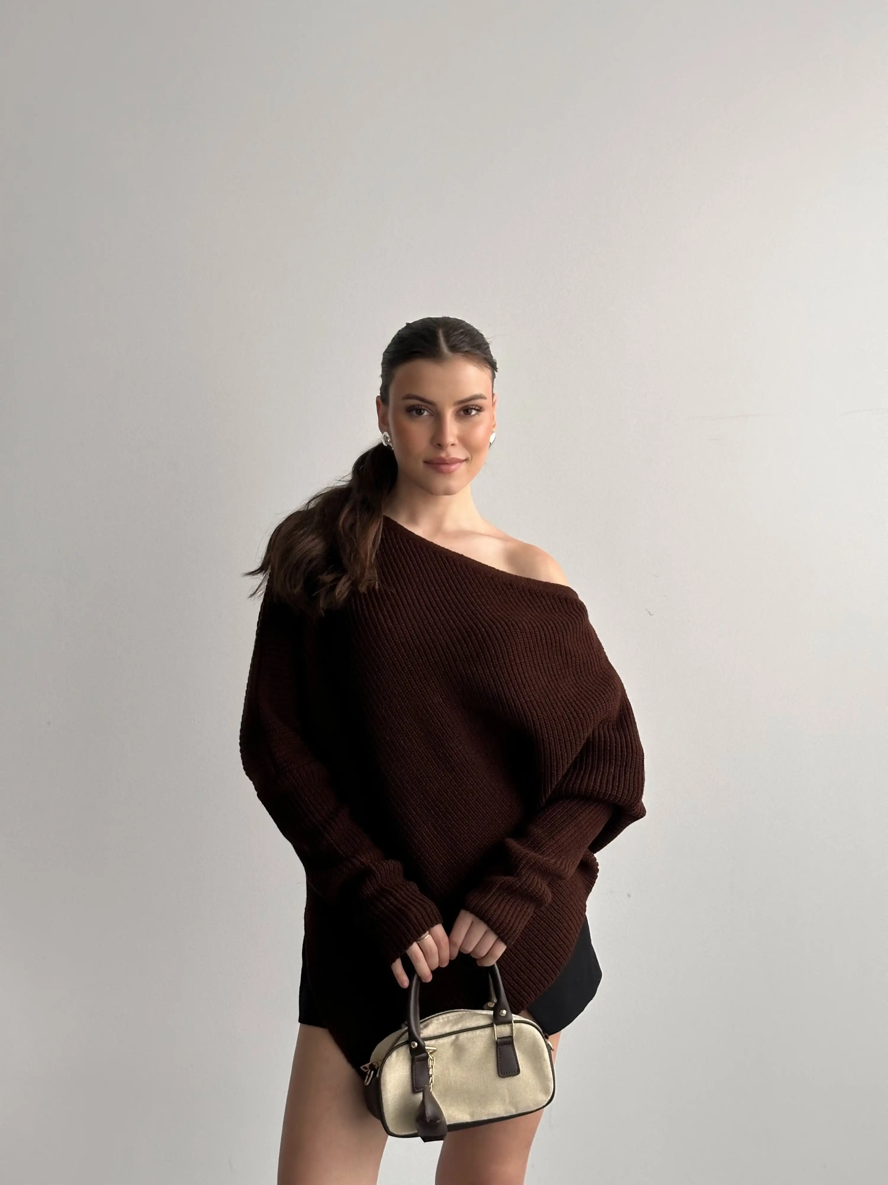 KAYIK YAKA ÜÇGEN DETAYLI SALAŞ TRİKO KAZAK-KAHVE