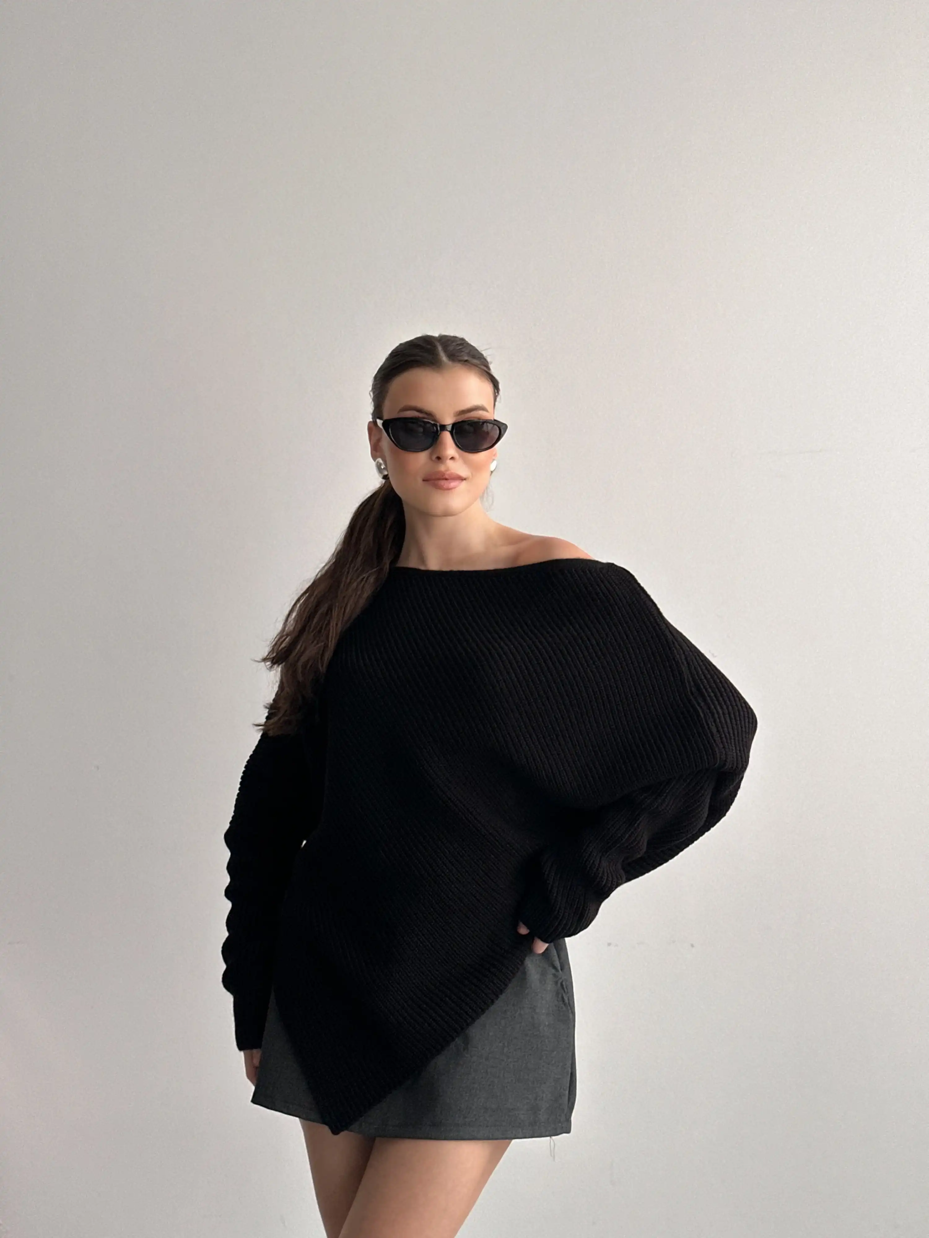 KAYIK YAKA ÜÇGEN DETAYLI SALAŞ TRİKO KAZAK-SİYAH