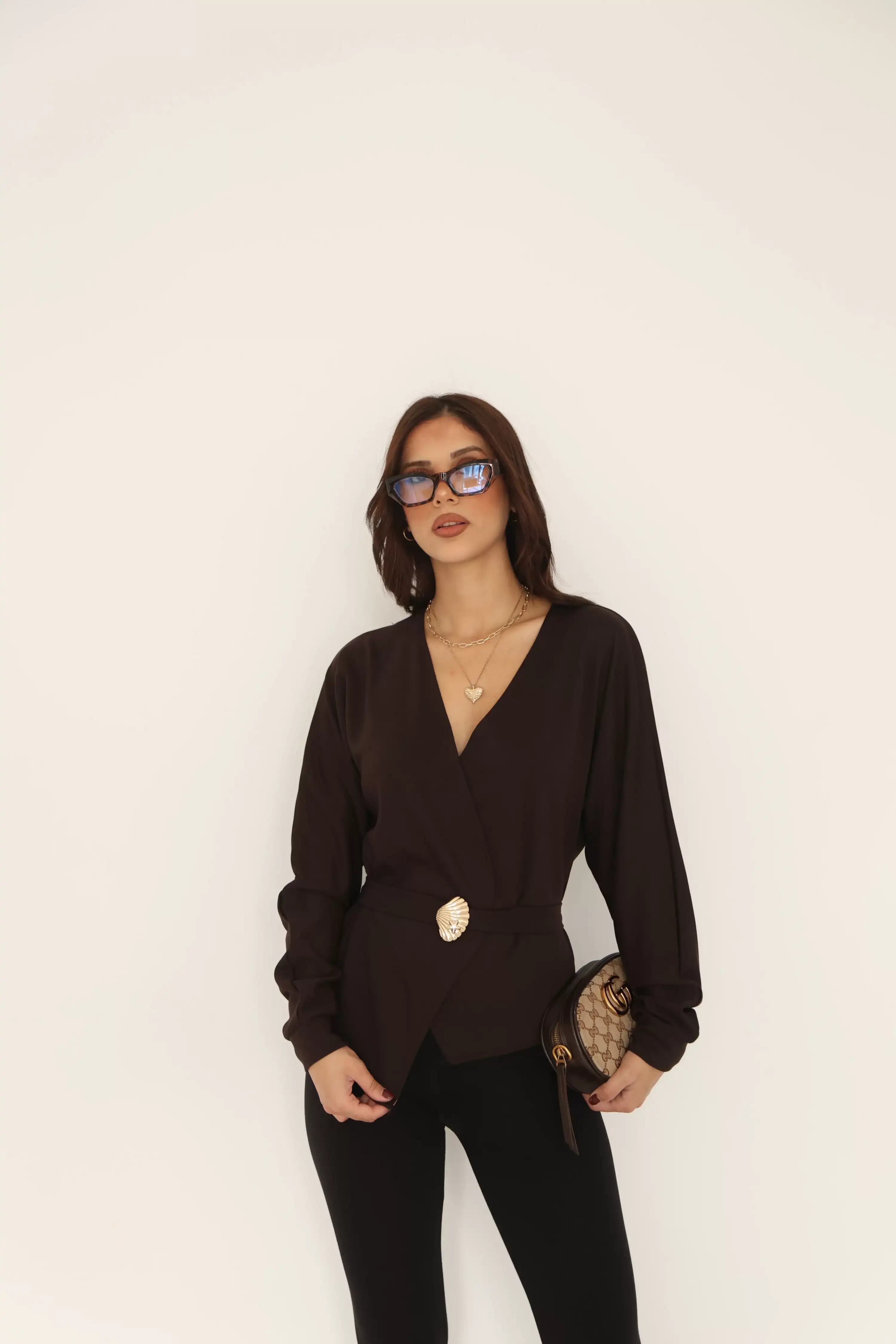 KEMER DETAYLI KRUVAZE YAKA BLUZ-KAHVE