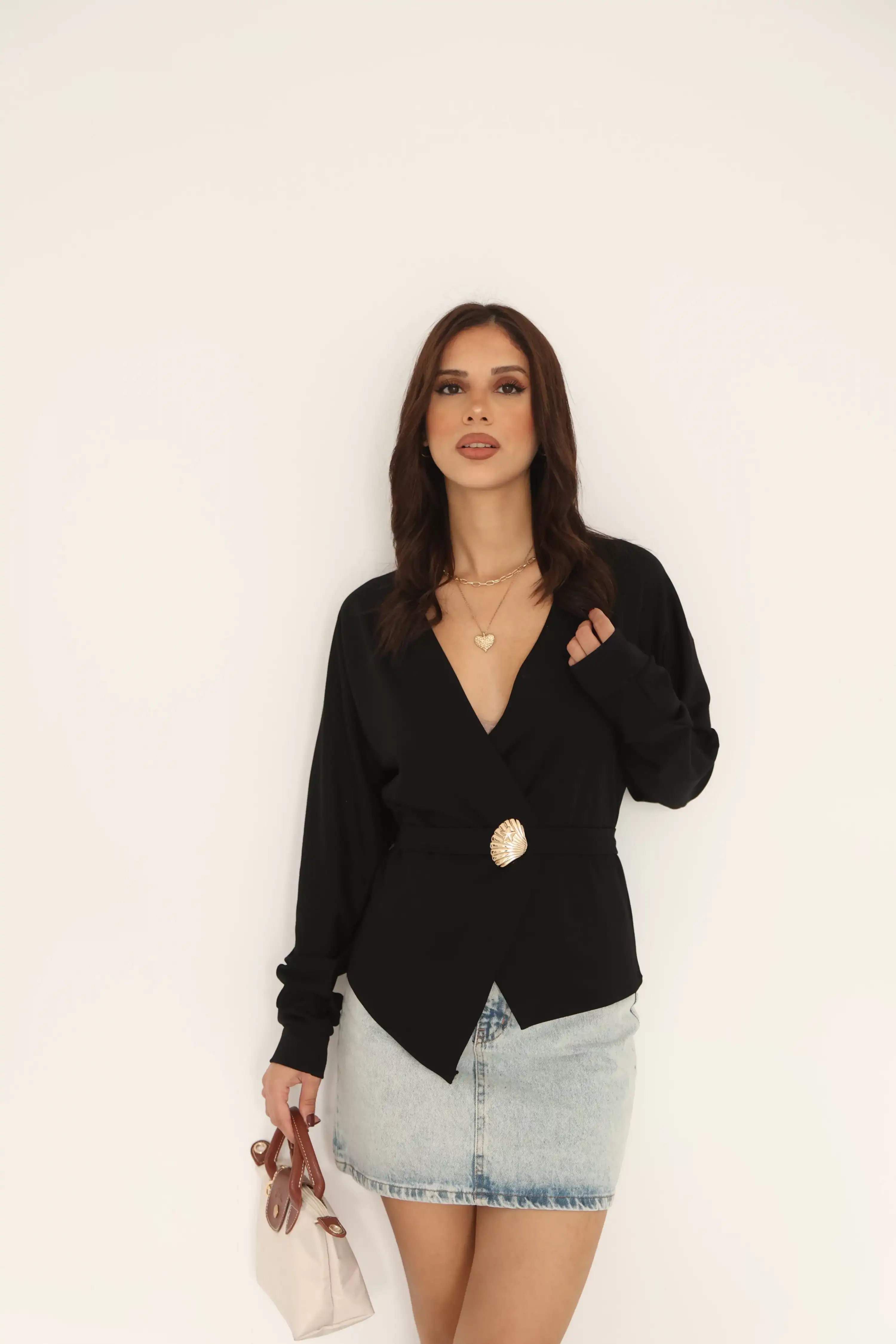 KEMER DETAYLI KRUVAZE YAKA BLUZ-SİYAH