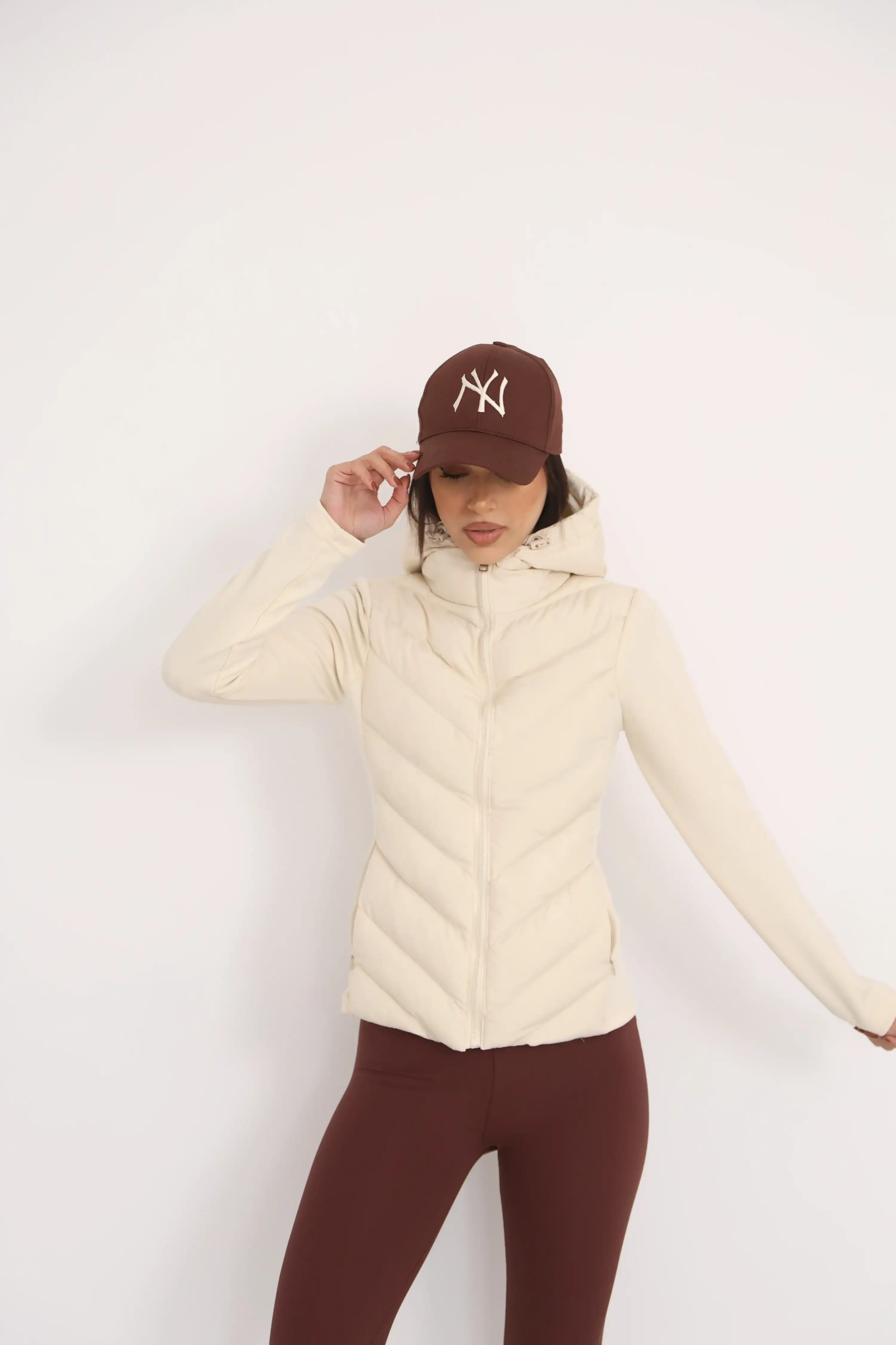 KOLLU KAPÜŞONLU ŞİŞME MONT-BEYAZ