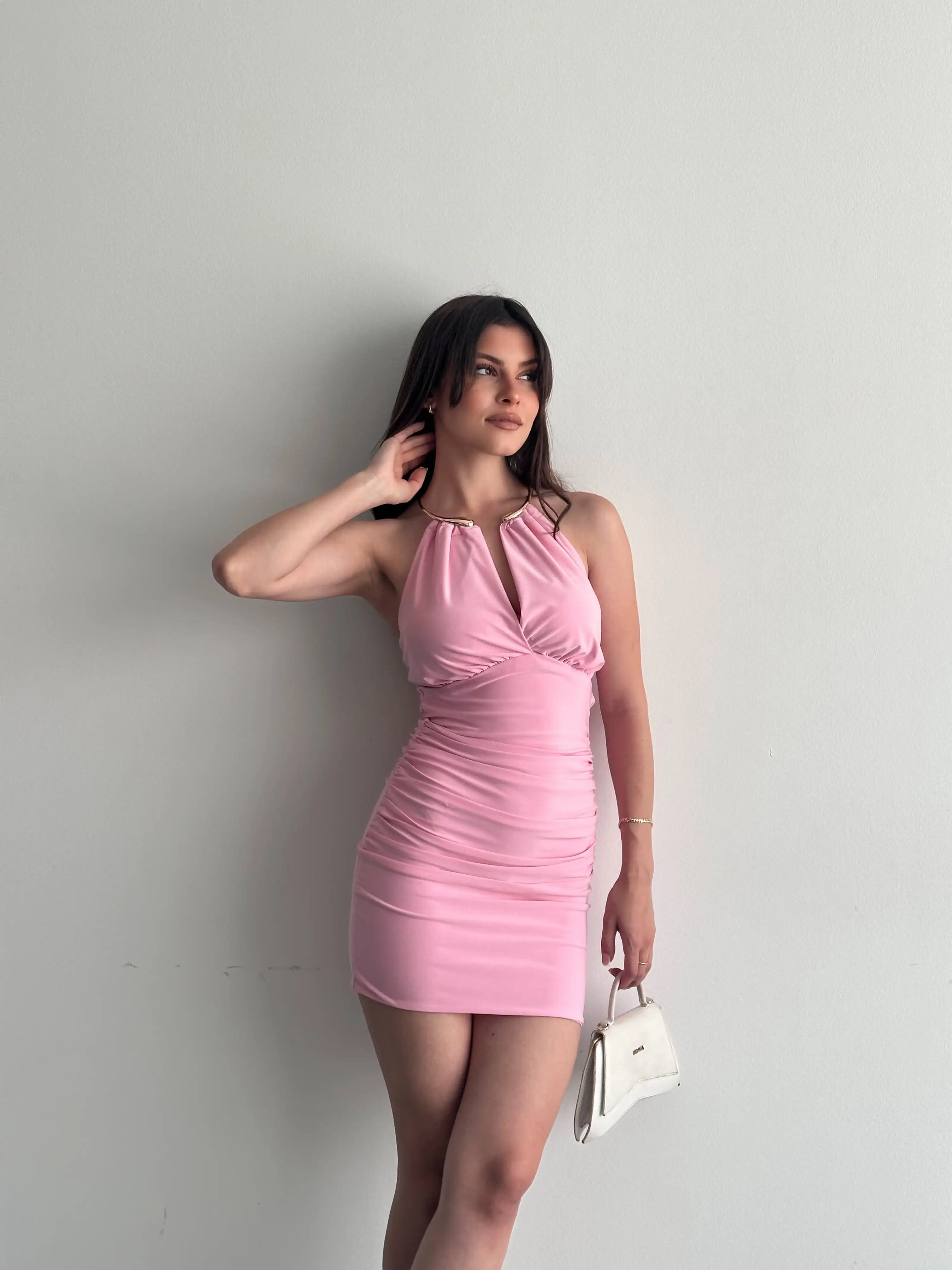 KOLYE DETAYLI YAN DRAPELİ ELBİSE-PEMBE