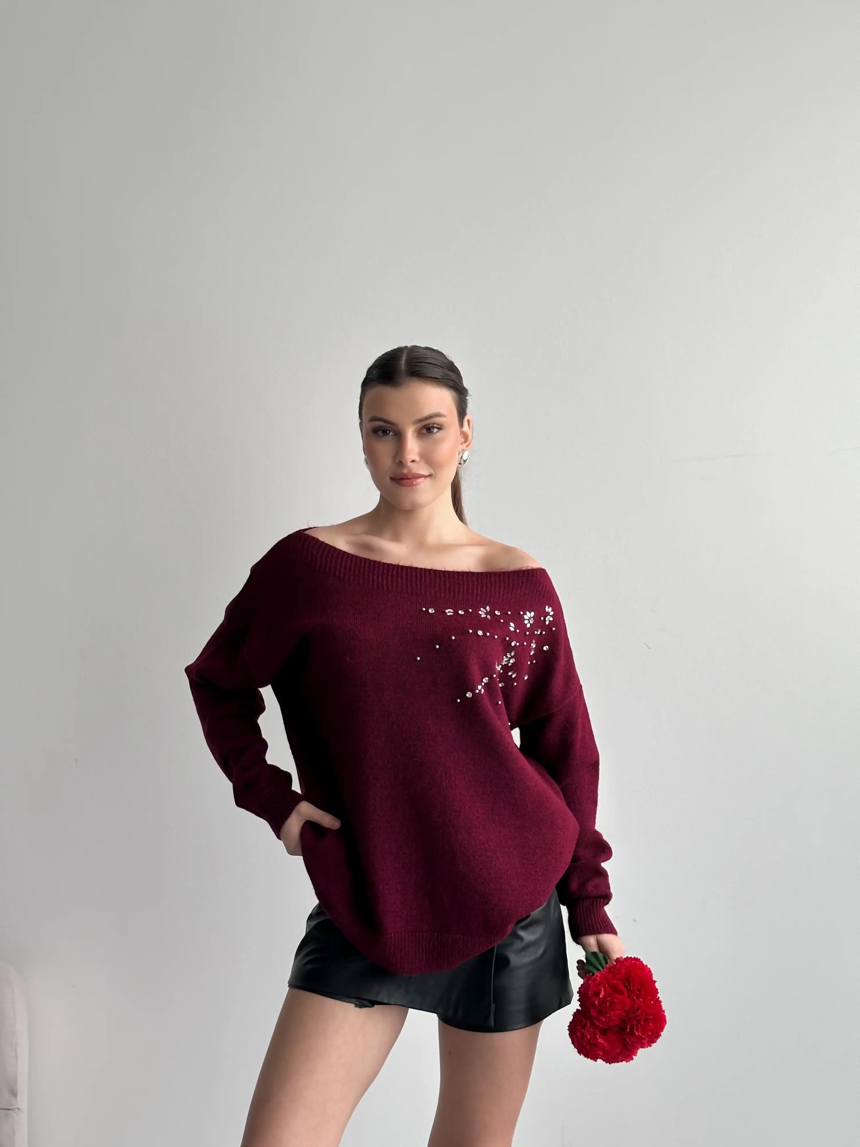 TAŞ BASKILI DÜŞÜK OMUZ TRİKO KAZAK-BORDO