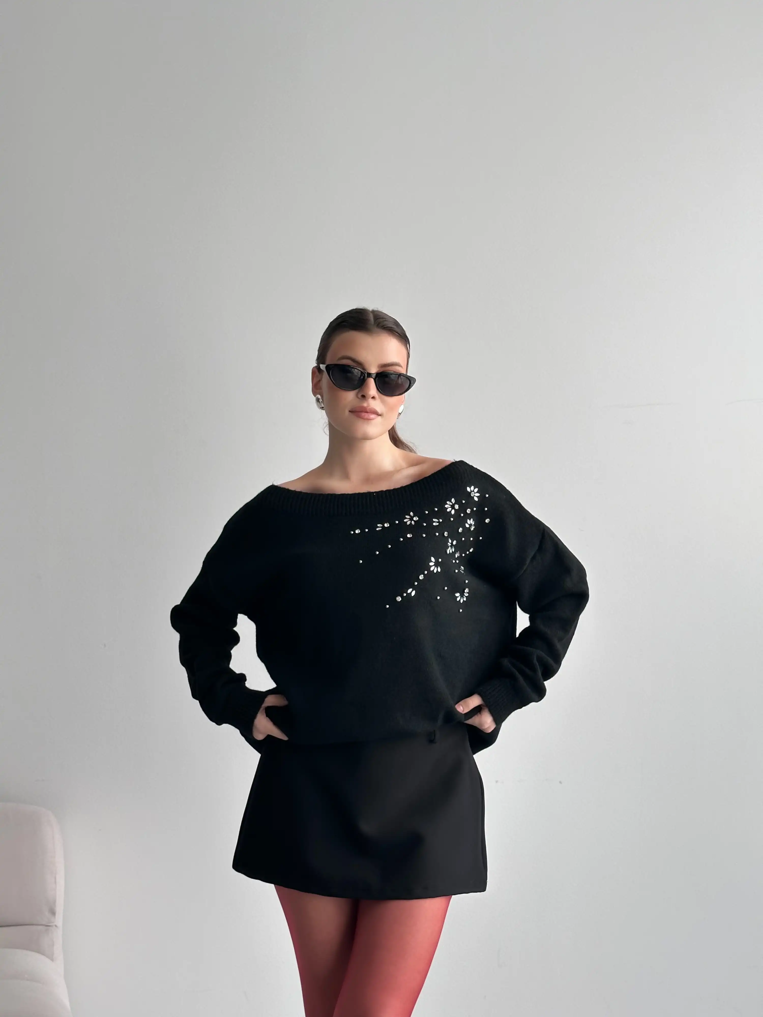 TAŞ BASKILI DÜŞÜK OMUZ TRİKO KAZAK-SİYAH