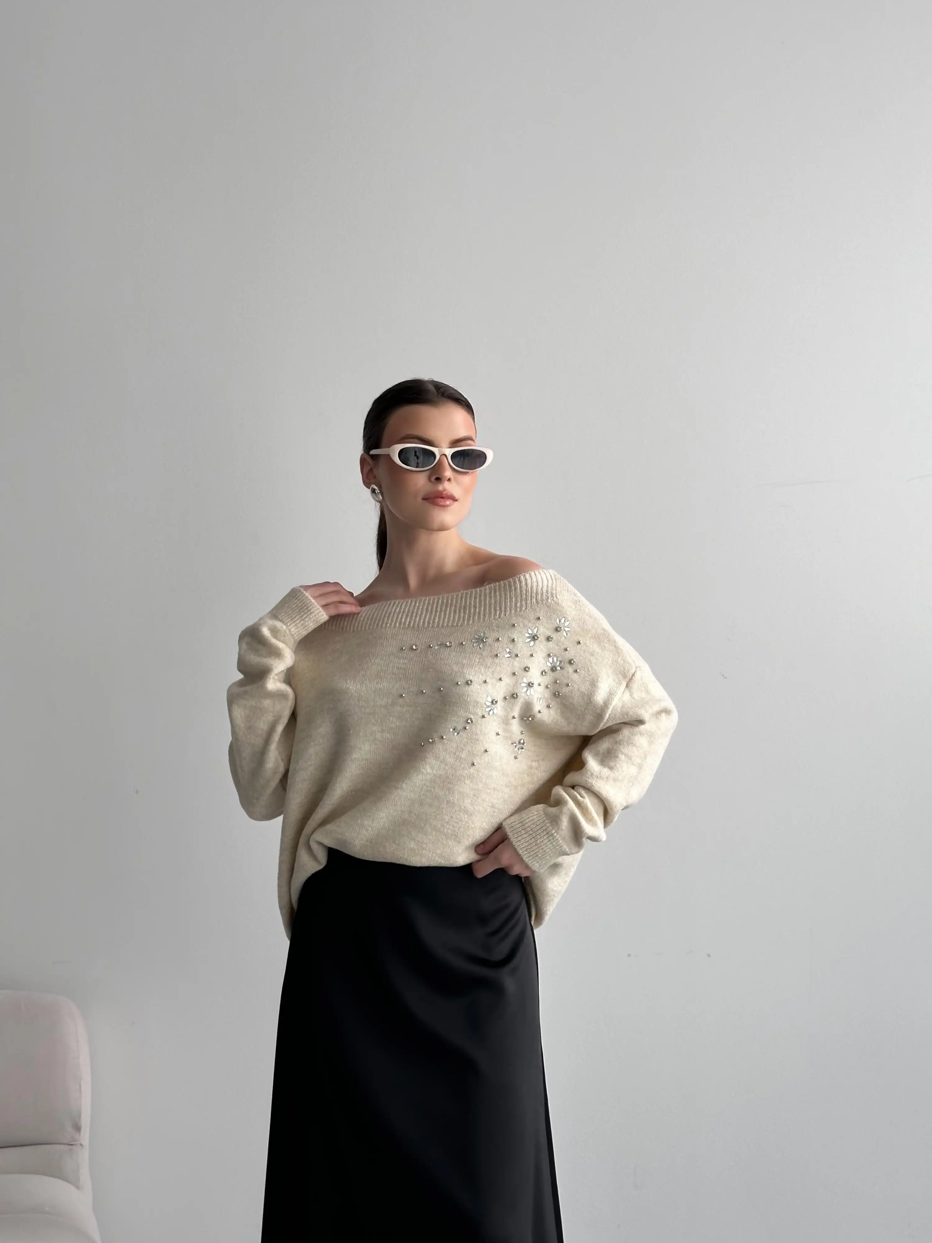 TAŞ BASKILI DÜŞÜK OMUZ TRİKO KAZAK-BEJ