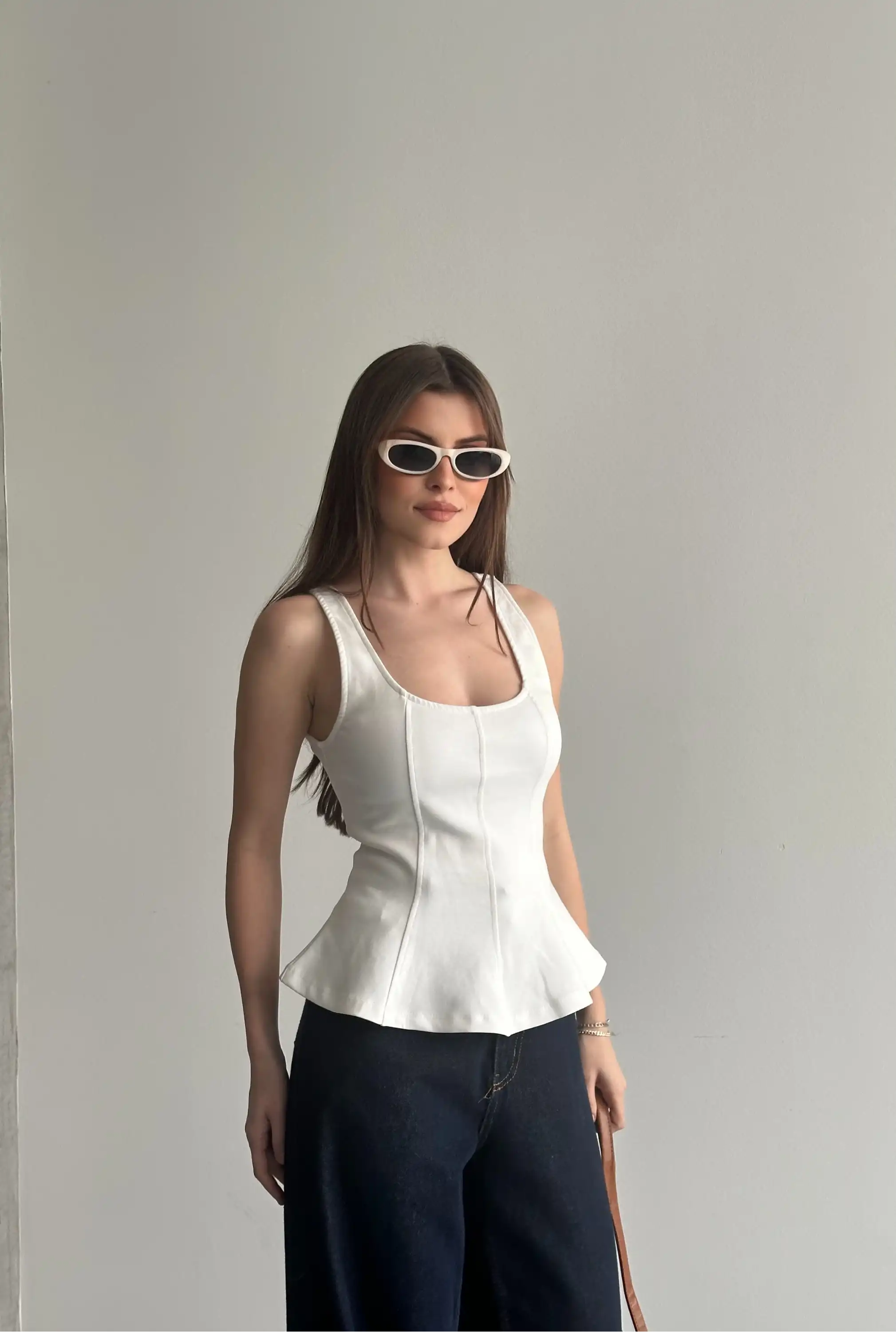 U YAKA ASKILI VOLANLI BLUZ-BEYAZ