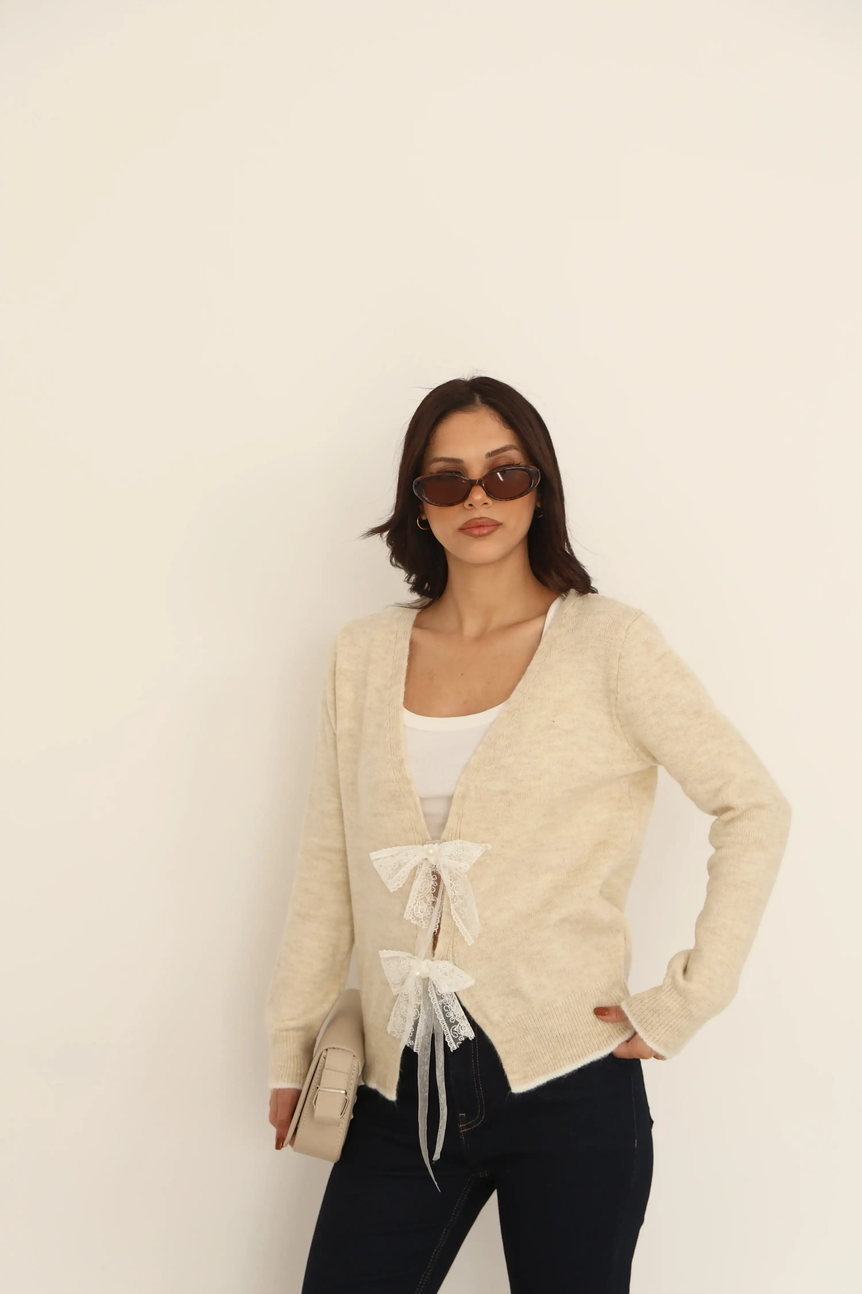 V YAKA KURDELE DETAYLI TRİKO HIRKA-BEJ