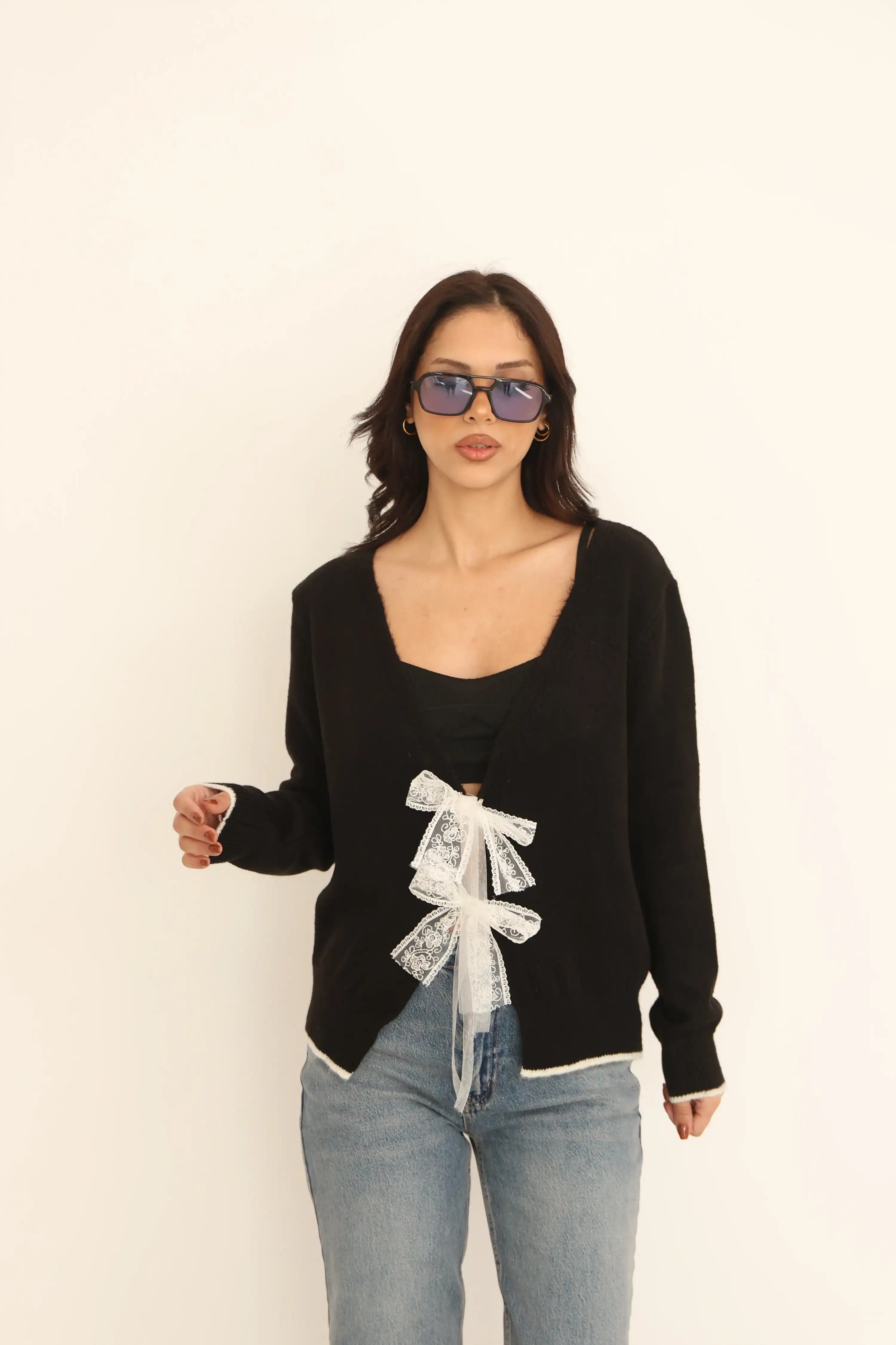 V YAKA KURDELE DETAYLI TRİKO HIRKA-SİYAH