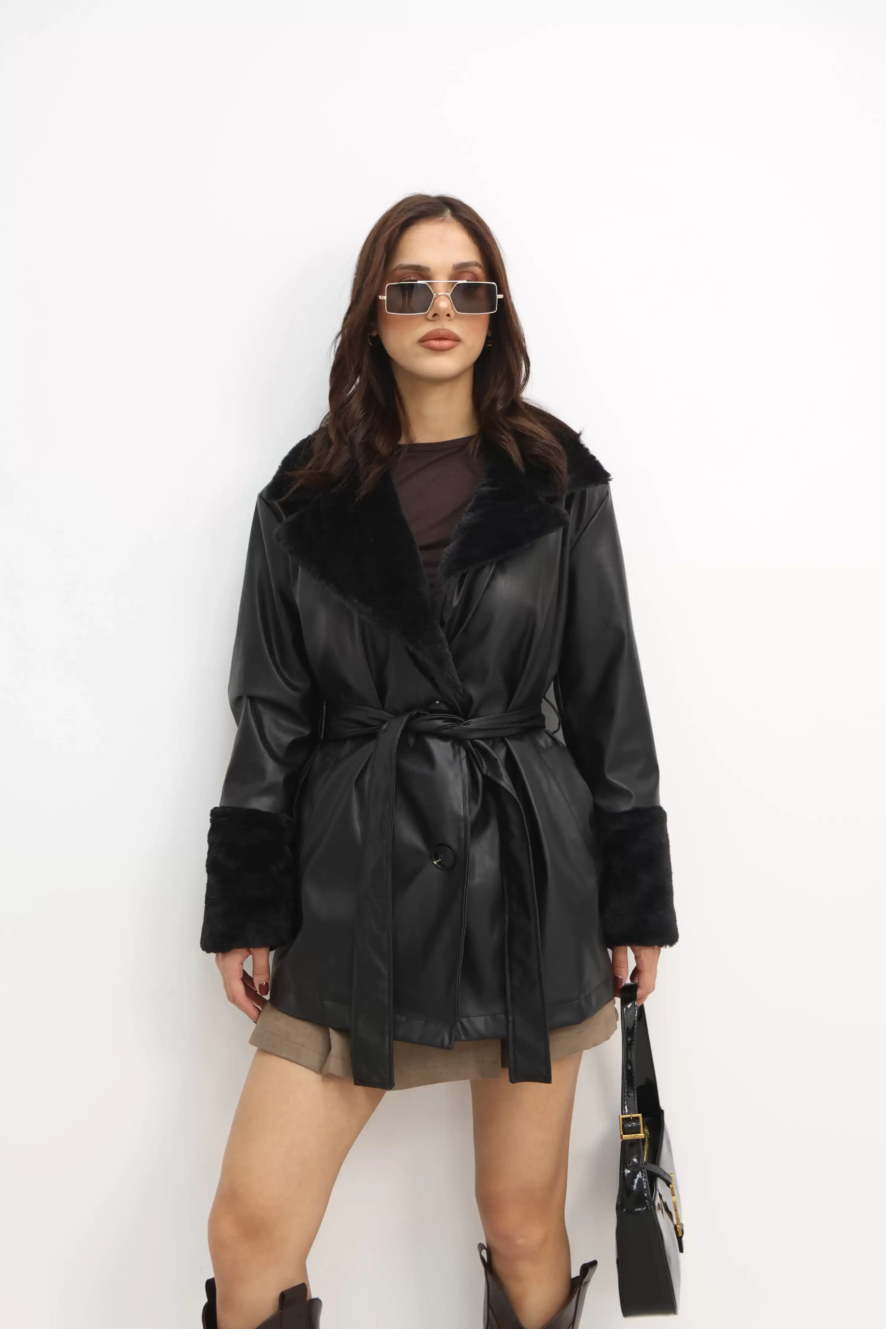 YAKA VE KOL KÜRK DETAYLI DERİ KABAN-SİYAH