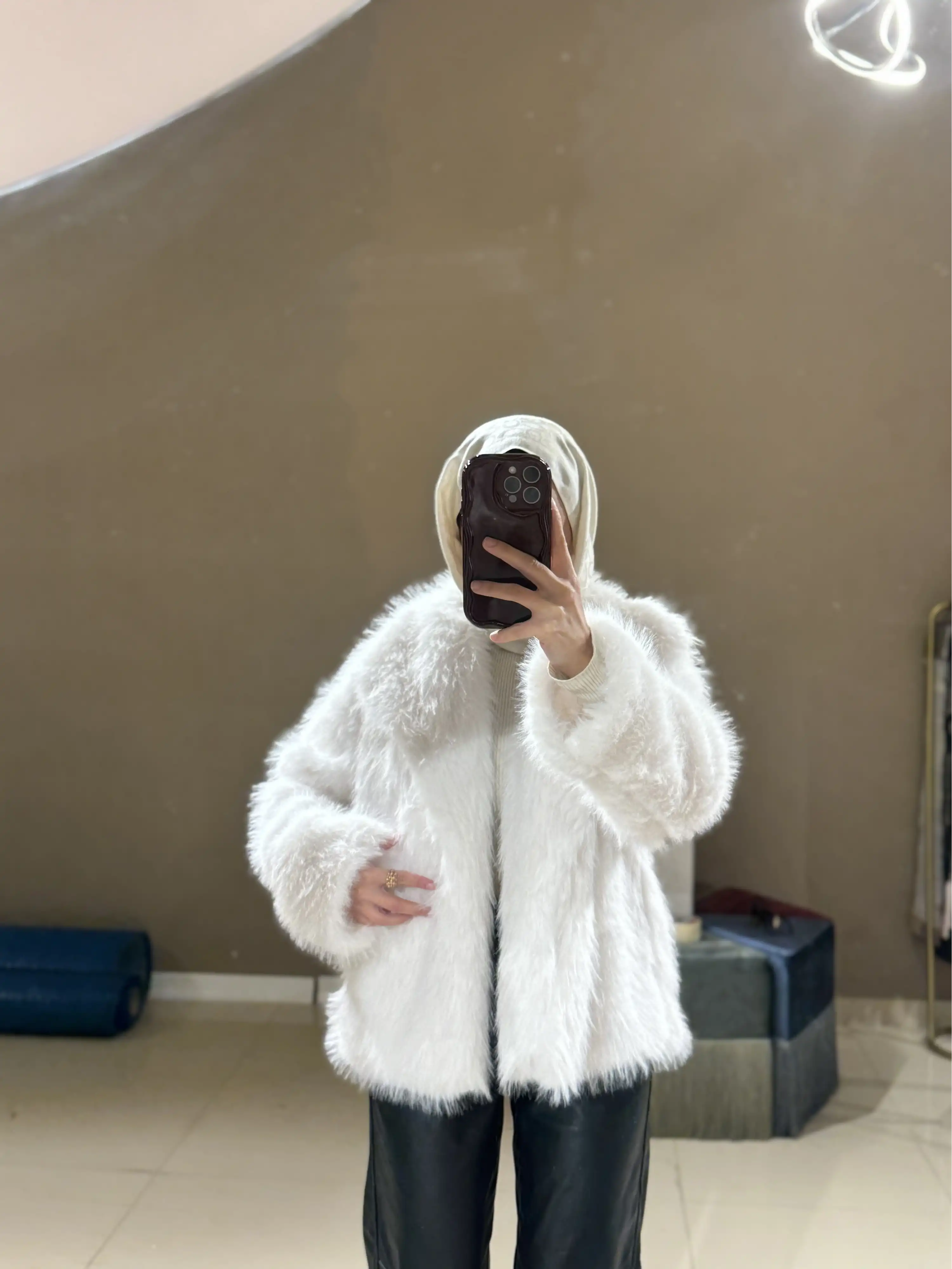 YAKALI ASTARLI TÜYLÜ KÜRK-BEYAZ