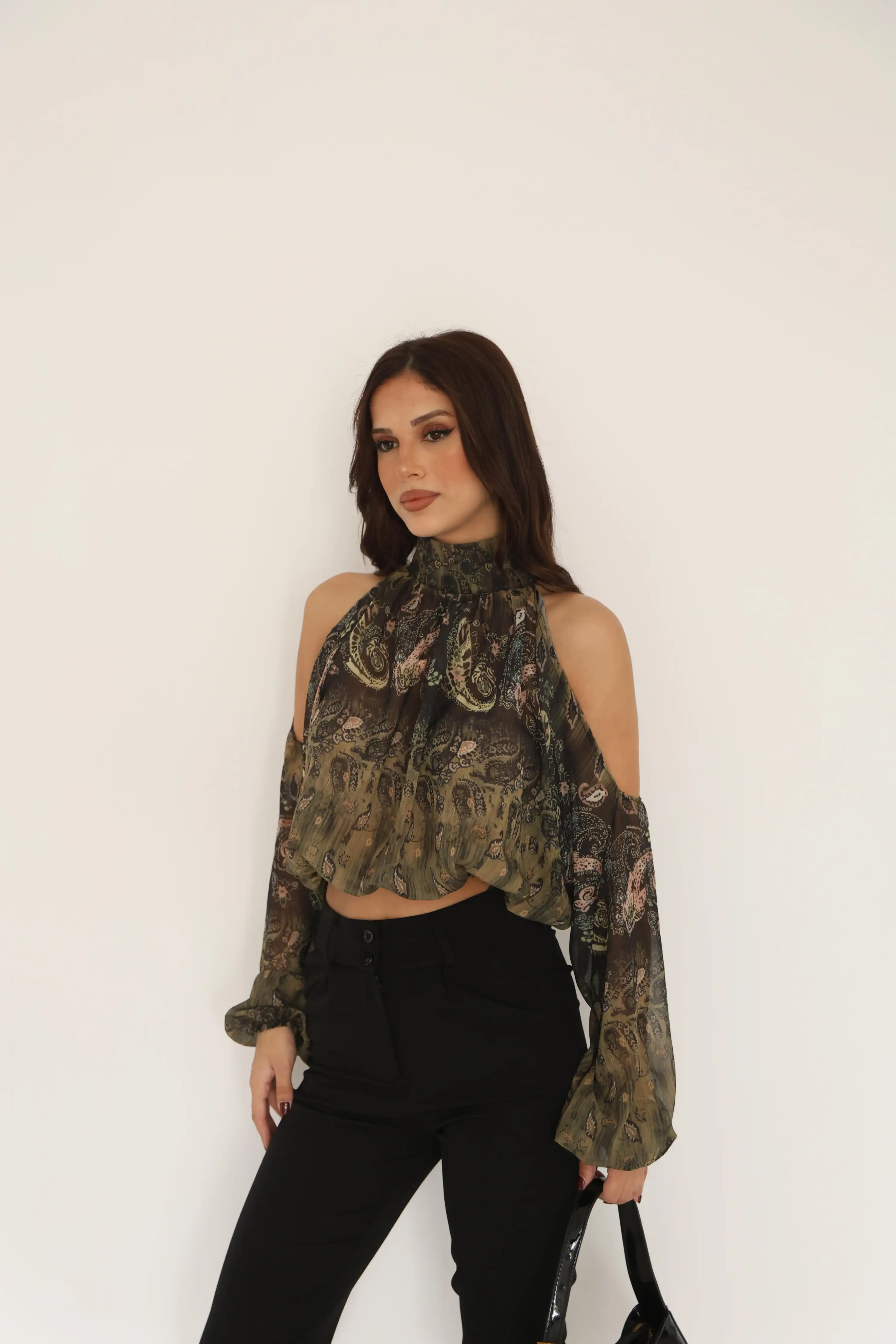 DESENLİ OMZU AÇIK ŞİFON BLUZ-YEŞİL