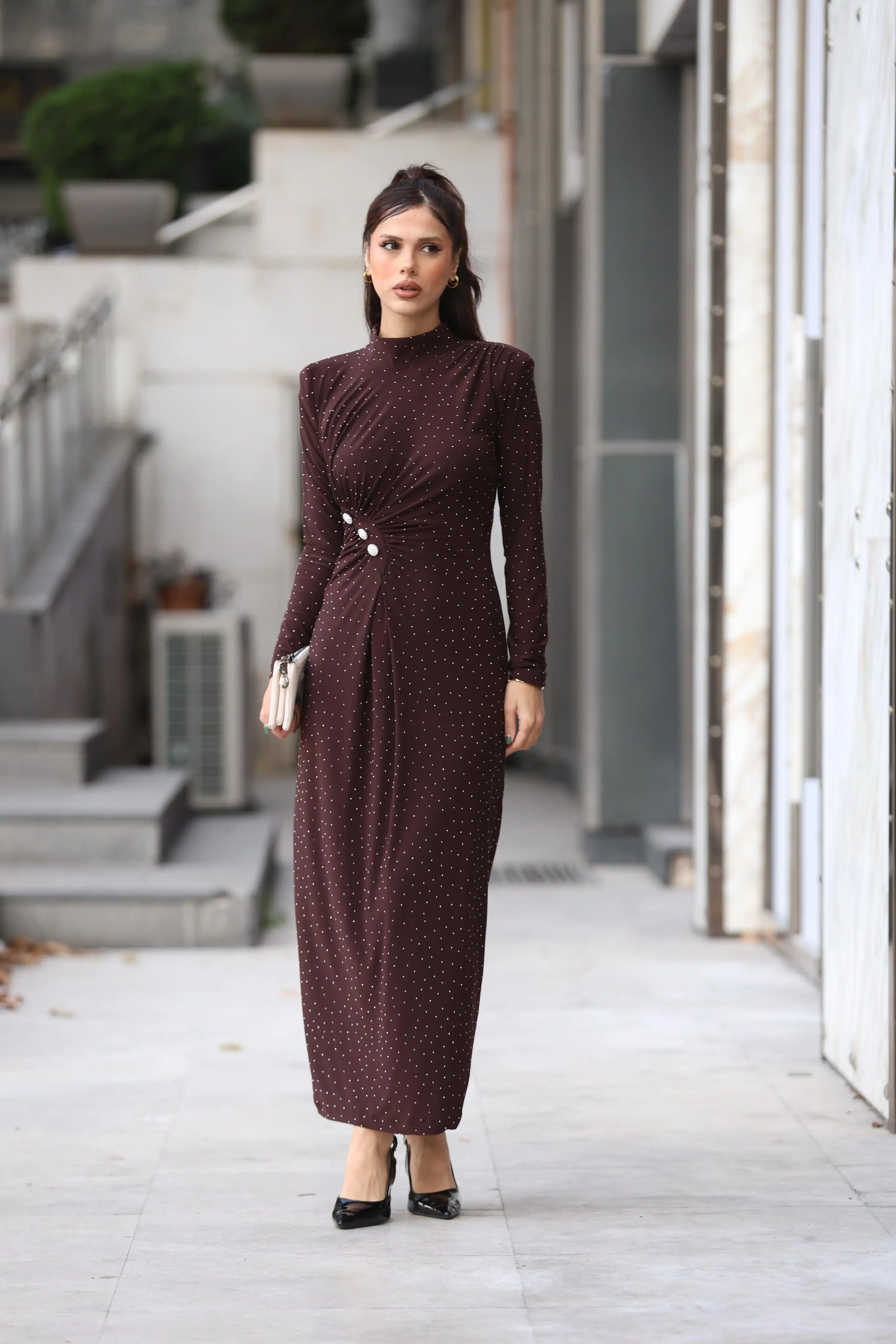 VATKALI DRAPELİ TAŞLI ELBİSE-KAHVE