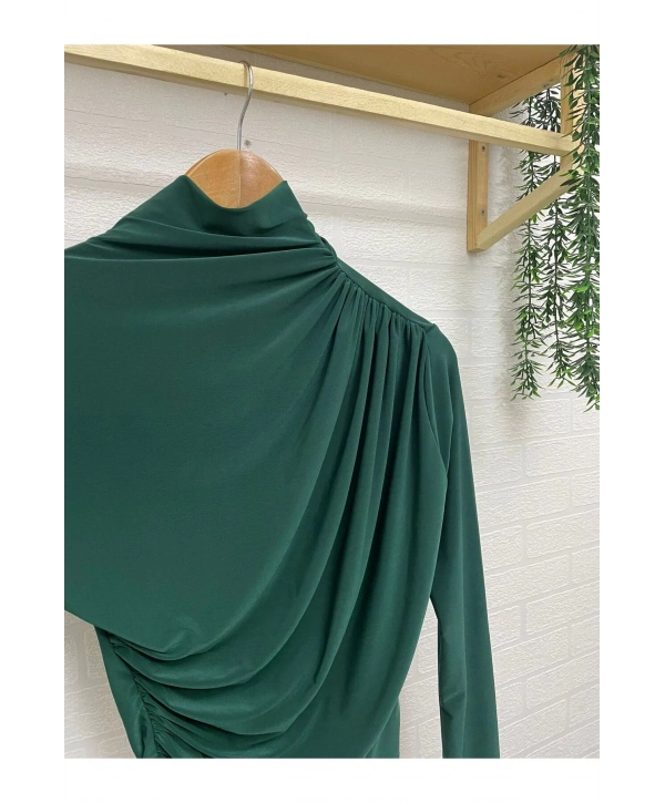 KADIN OMUZ VE BEL BÜZGÜLÜ UZUN KOLLU BLUZ