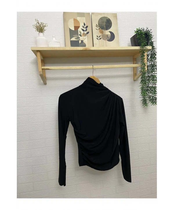 KADIN OMUZ VE BEL BÜZGÜLÜ UZUN KOLLU BLUZ